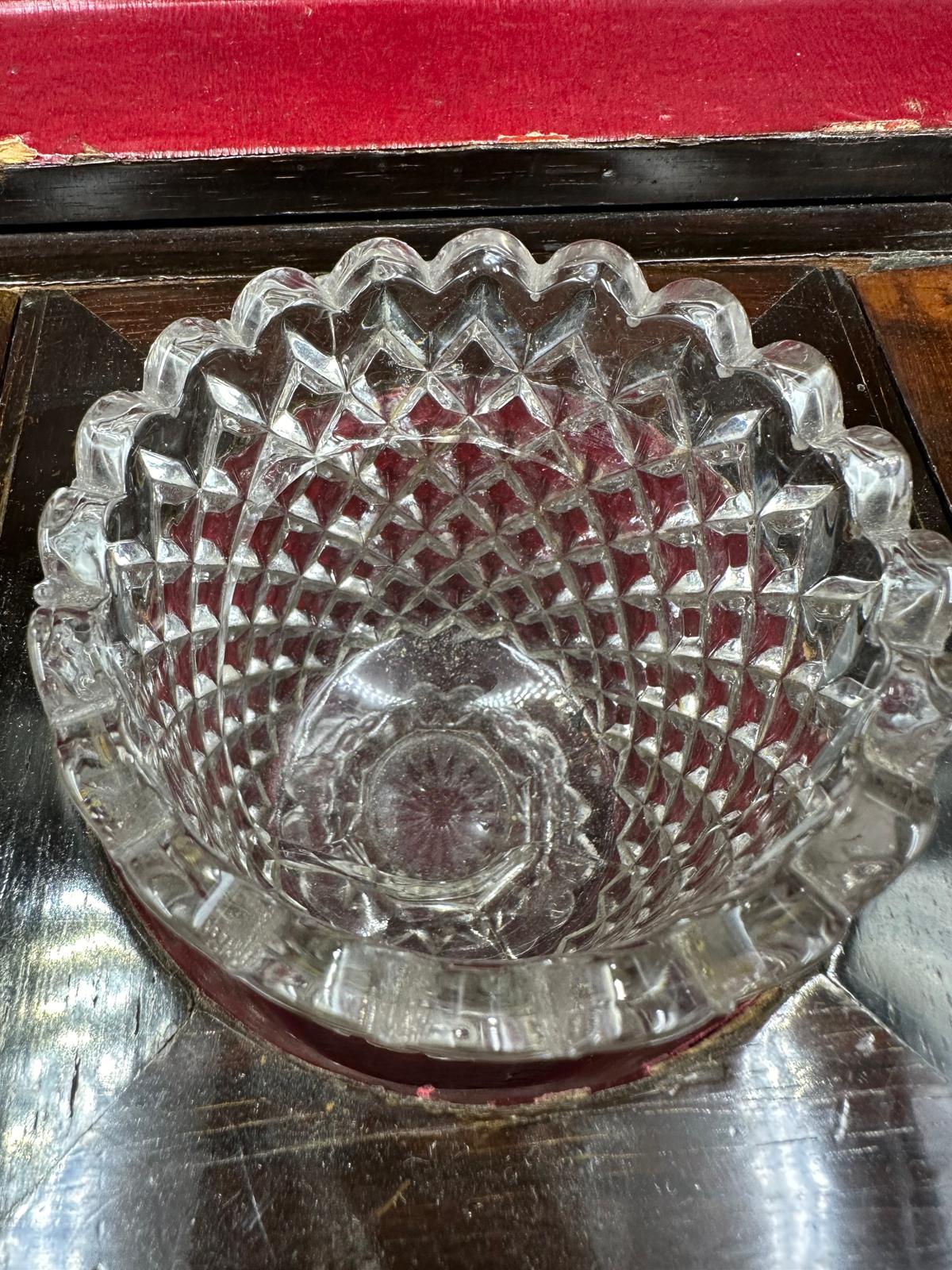 A sarcophagus shaped tea caddy with cut glass mixing bowl and mother of pearl decoration (29.5cm x - Image 6 of 6