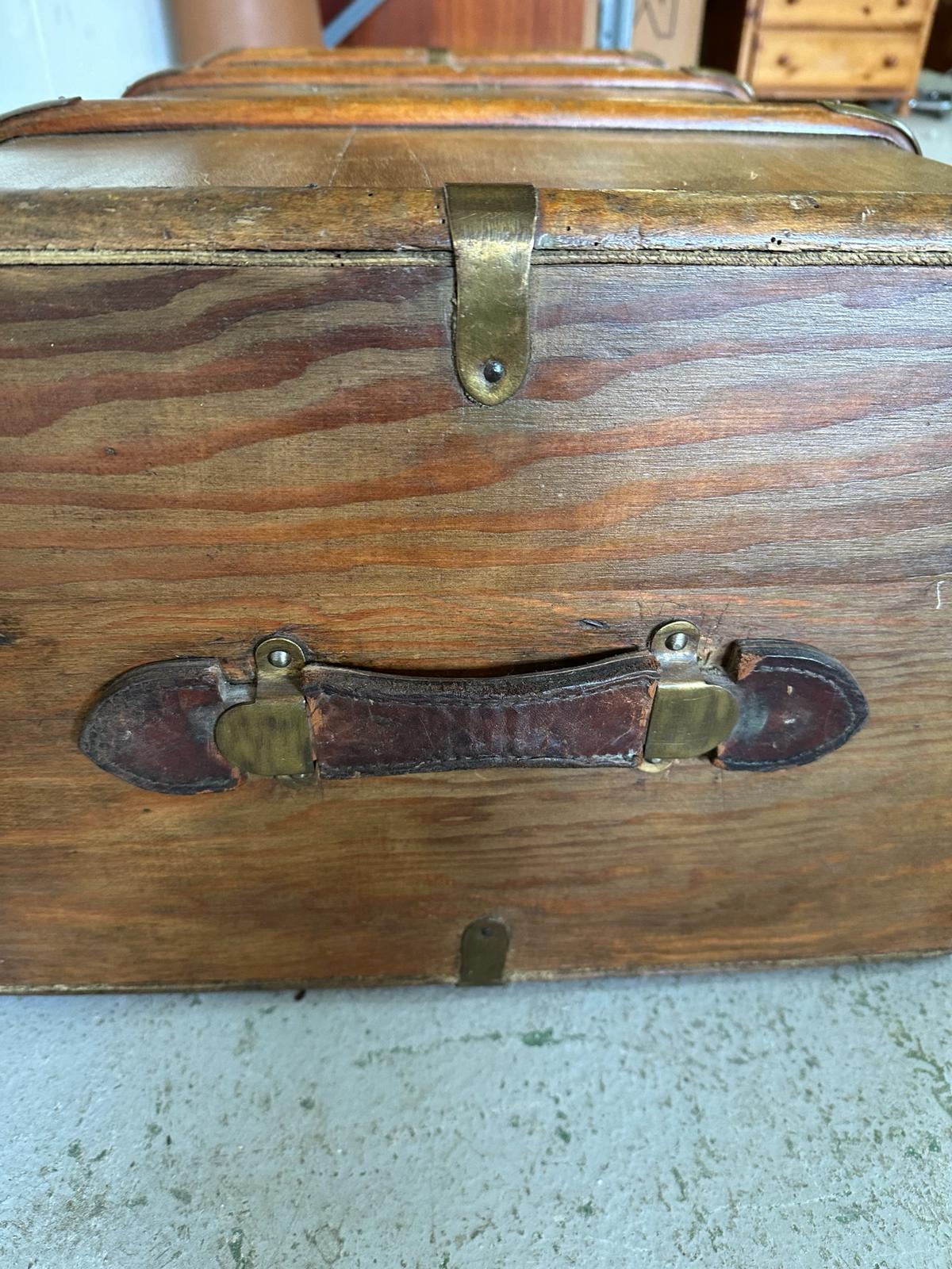 A vintage wooden banded steamer trunk with brass fittings and leather strap handles at end (84cm x - Image 2 of 4