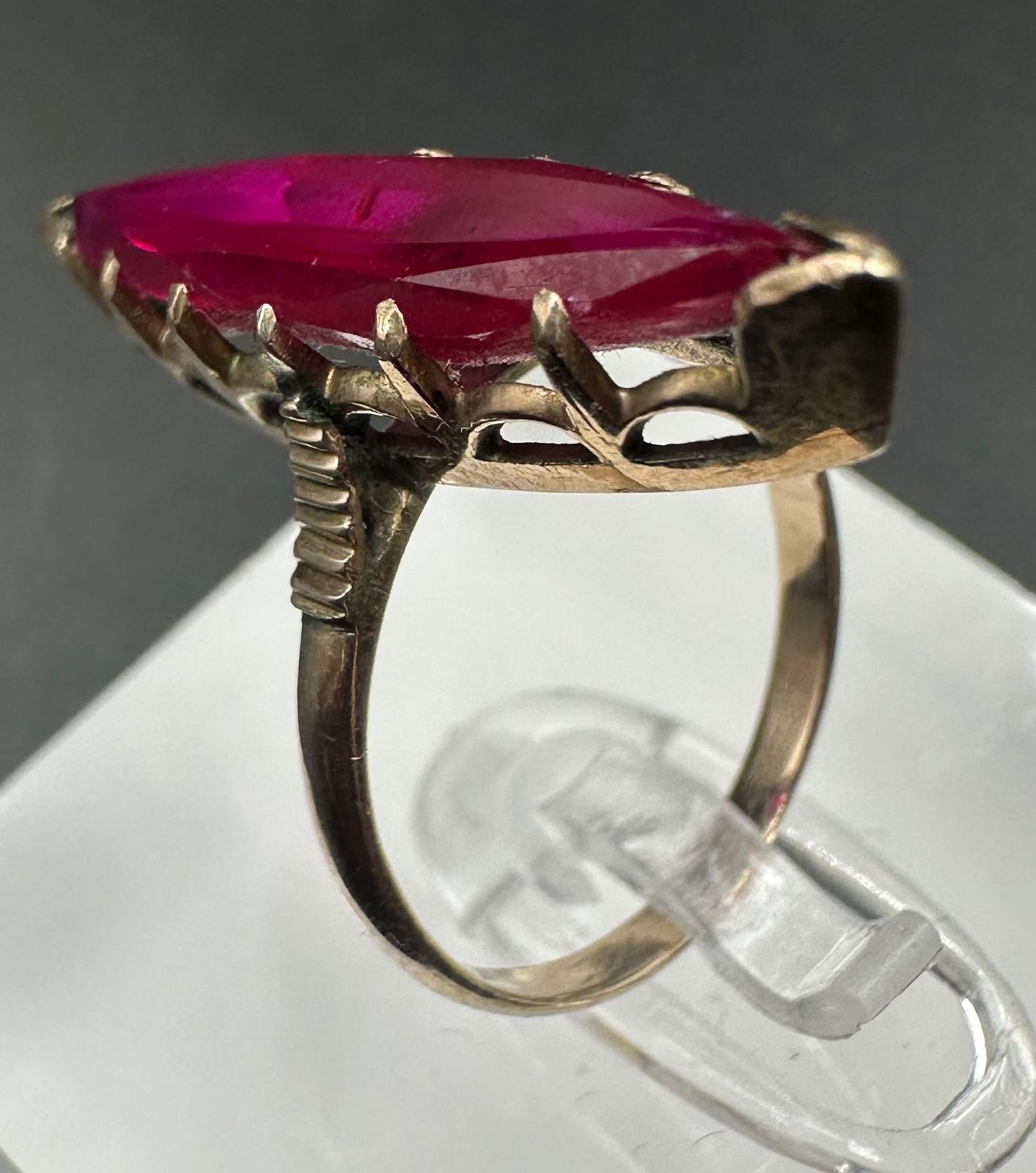 An Arabian gold and ruby boat themed ring, approximate weight 3.4g Size M