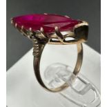 An Arabian gold and ruby boat themed ring, approximate weight 3.4g Size M