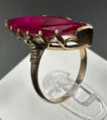 An Arabian gold and ruby boat themed ring, approximate weight 3.4g Size M