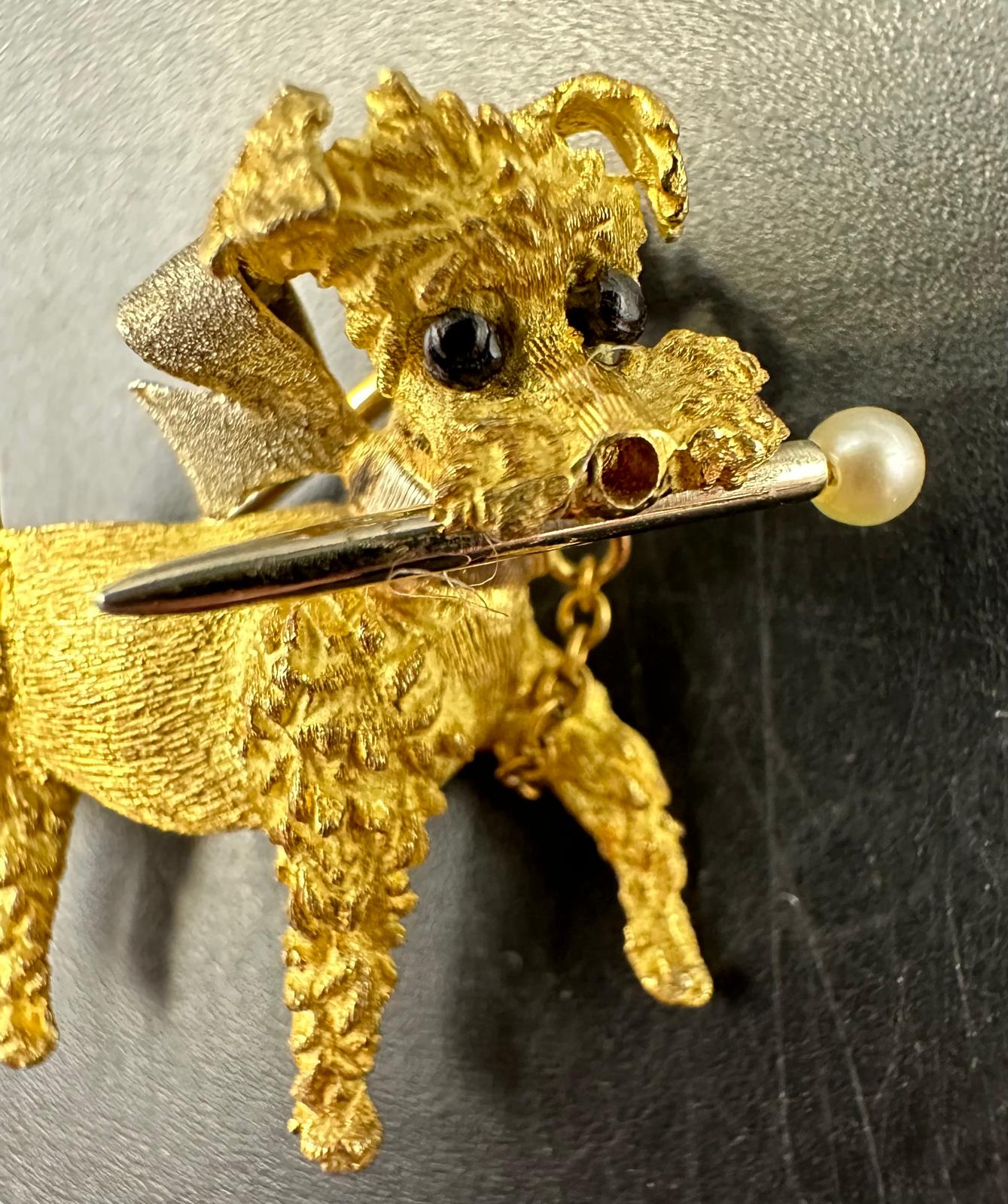An 18ct gold brooch of a small terrier with pearl capped stick in its mouth (Total weight 5.8g) - Image 2 of 5