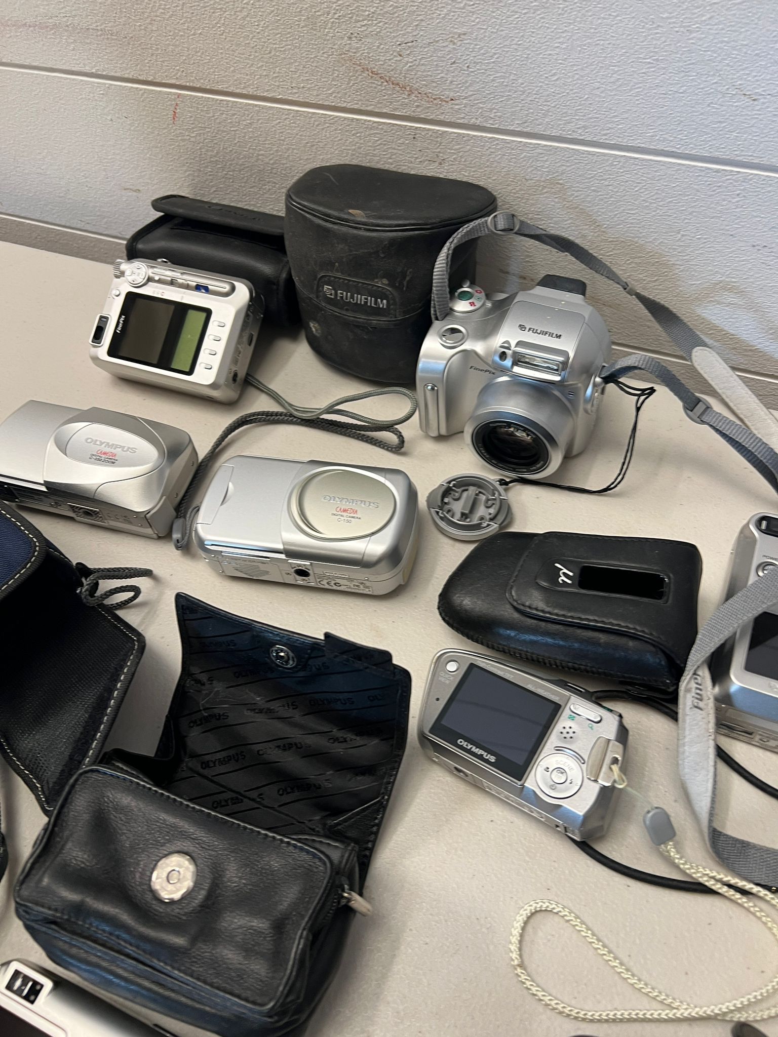 A collection of compac cameras including Sony, Olympus, Fujifilm etc - Image 4 of 5