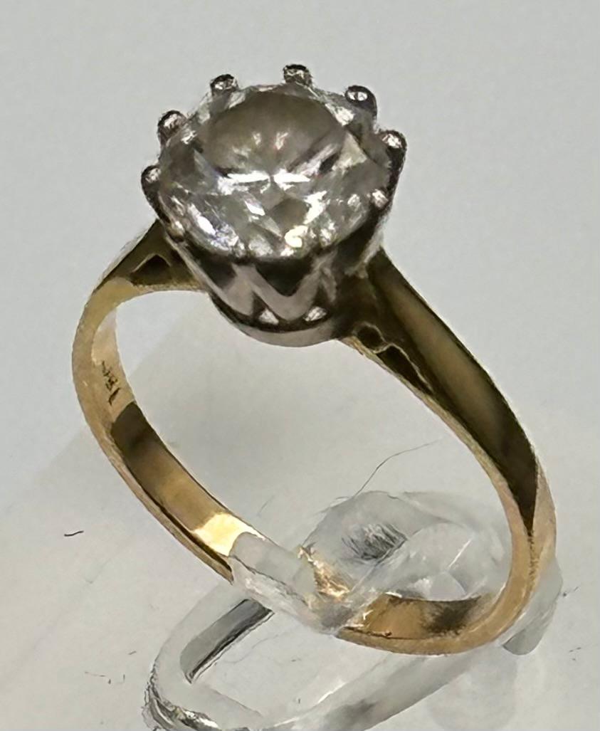 An 18ct gold ring with CZ and approximate weight of 3.9g Size N