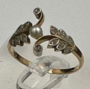 An 18ct pearl and leaf themed ring with an approximate total weight 2.3g Size M