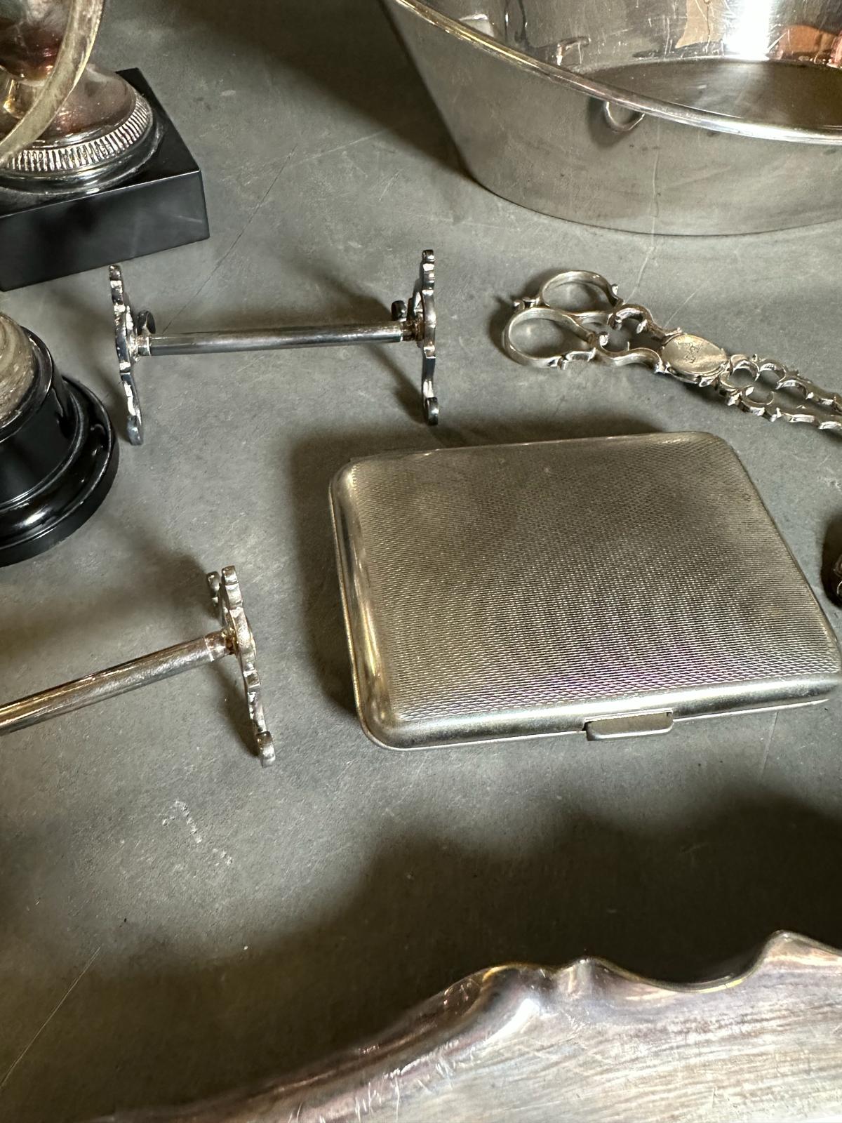 A quality selection of silverplated items to include a fish scale tray, knife rests, berry spoons, - Image 4 of 5