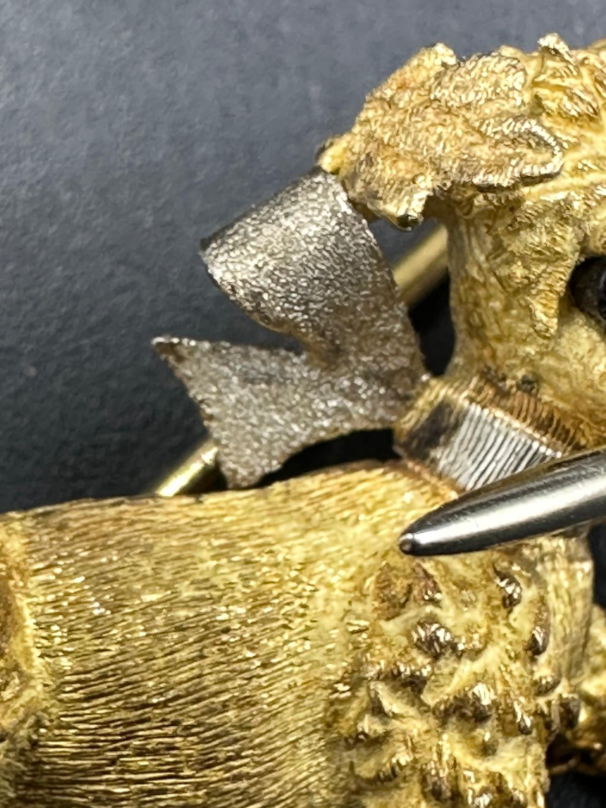 An 18ct gold brooch of a small terrier with pearl capped stick in its mouth (Total weight 5.8g) - Image 5 of 5