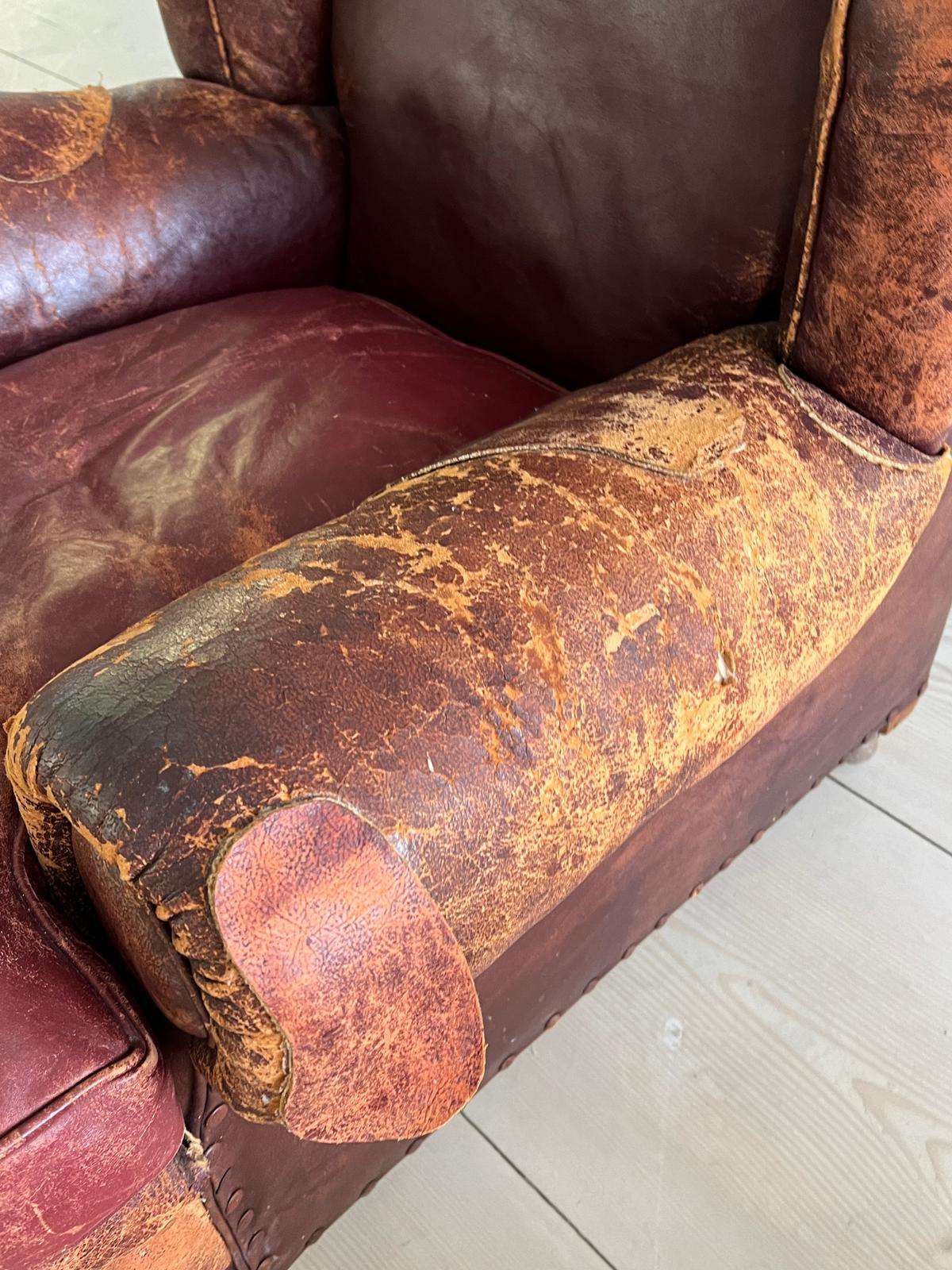 An antique leather club chair in a distressed manner (H84cm W97cm SH37cm) - Image 2 of 7