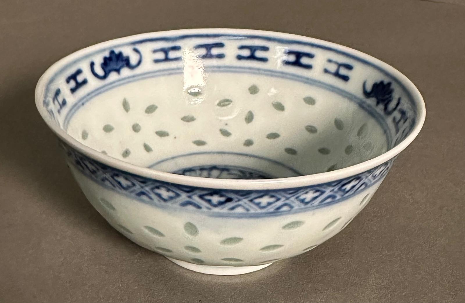 A selection of Chinese blue and white ceramic to include a plate, side plates and a small bowl - Image 5 of 12