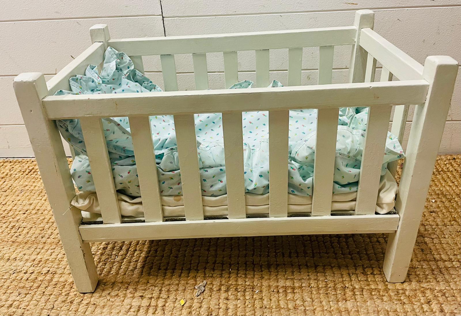 A vintage white wooden children's toy doll cot with dolls, bedding and toys - Image 2 of 10
