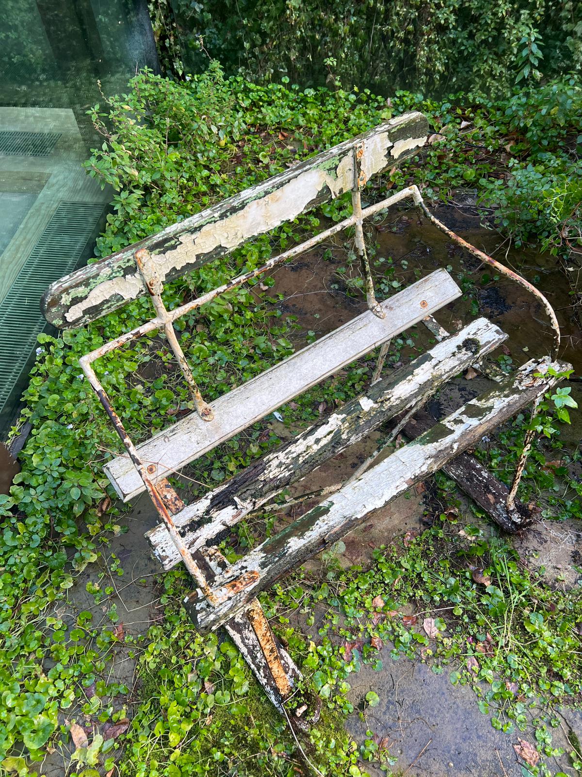 An antique iron garden bench with wooden slats to seat and base (H76cm W81cm D52cm SH43cm) Condition - Image 3 of 8