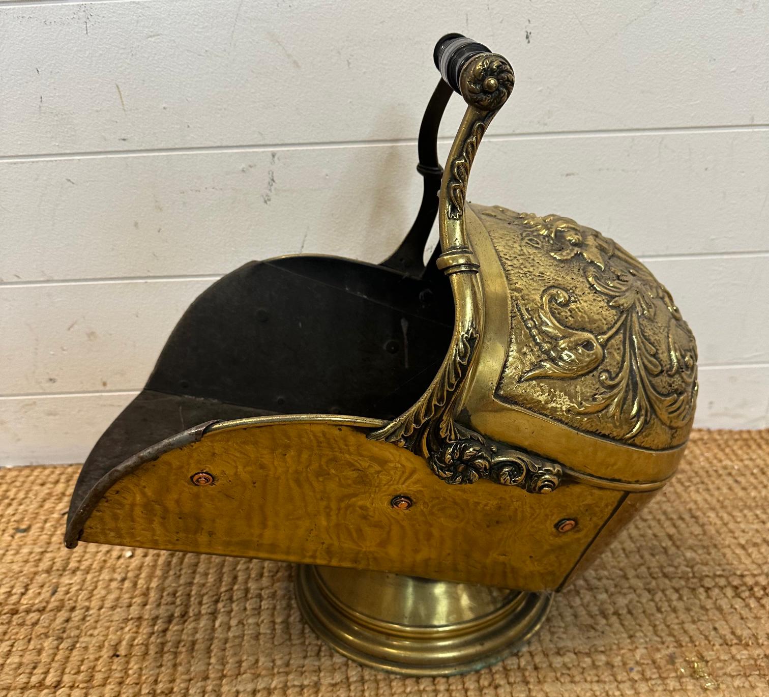 A vintage brass coal scuttle with an arts and crafts repousee pattern - Image 4 of 4