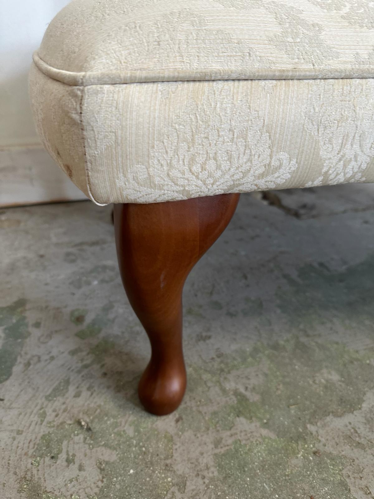 A small button back chaise lounge, upholstered in a cream floral pattern - Image 4 of 4
