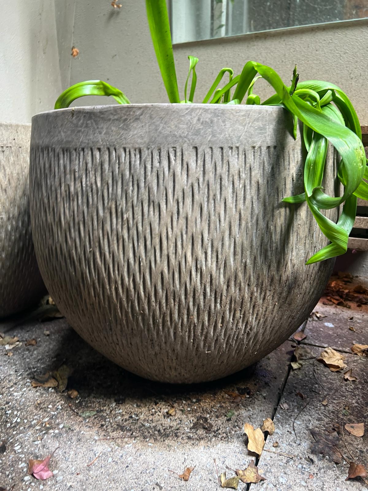 A pair of garden pots/planters fluted wave pattern (H45cm Dia50cm) - Image 4 of 5