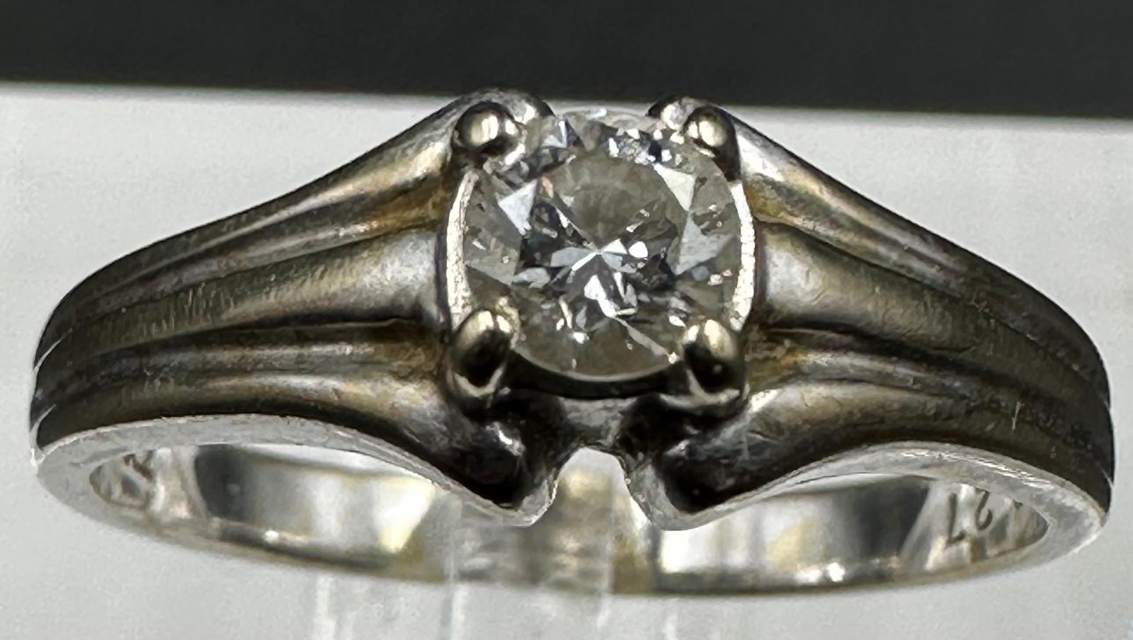 A 0.27ct diamond ring on 18ct gold setting, approximate size N and weight 3.3g - Image 4 of 4