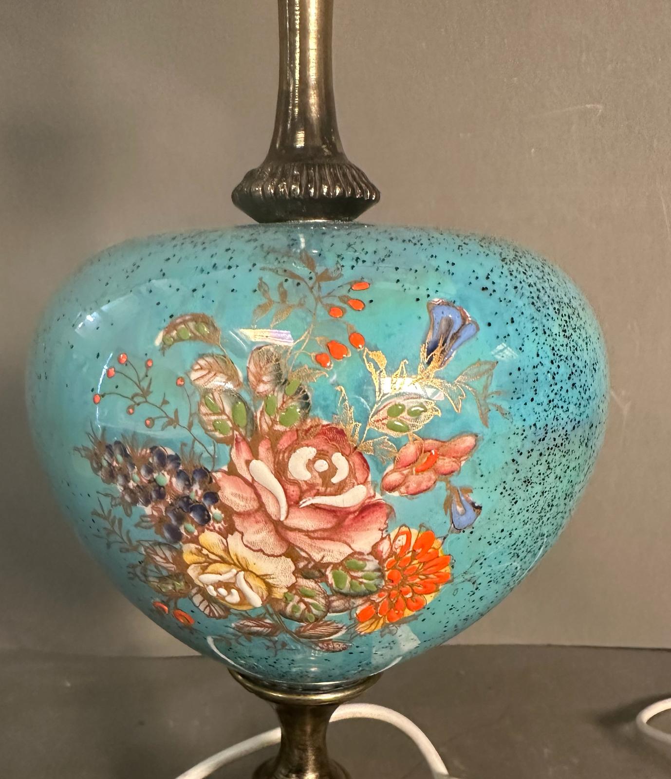A table lamp with blue ceramic florally painted bowl on a brass floral base - Image 3 of 10