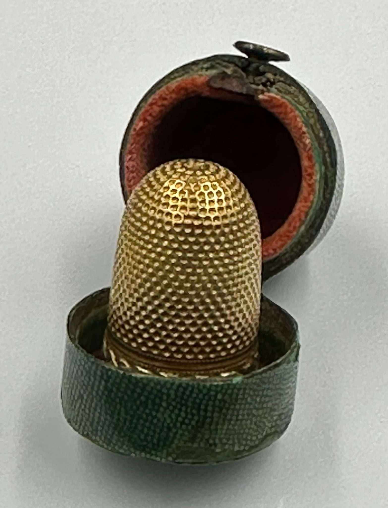 A gold thimble, approximately 4.4g, in a green shagreen holder. - Image 3 of 4