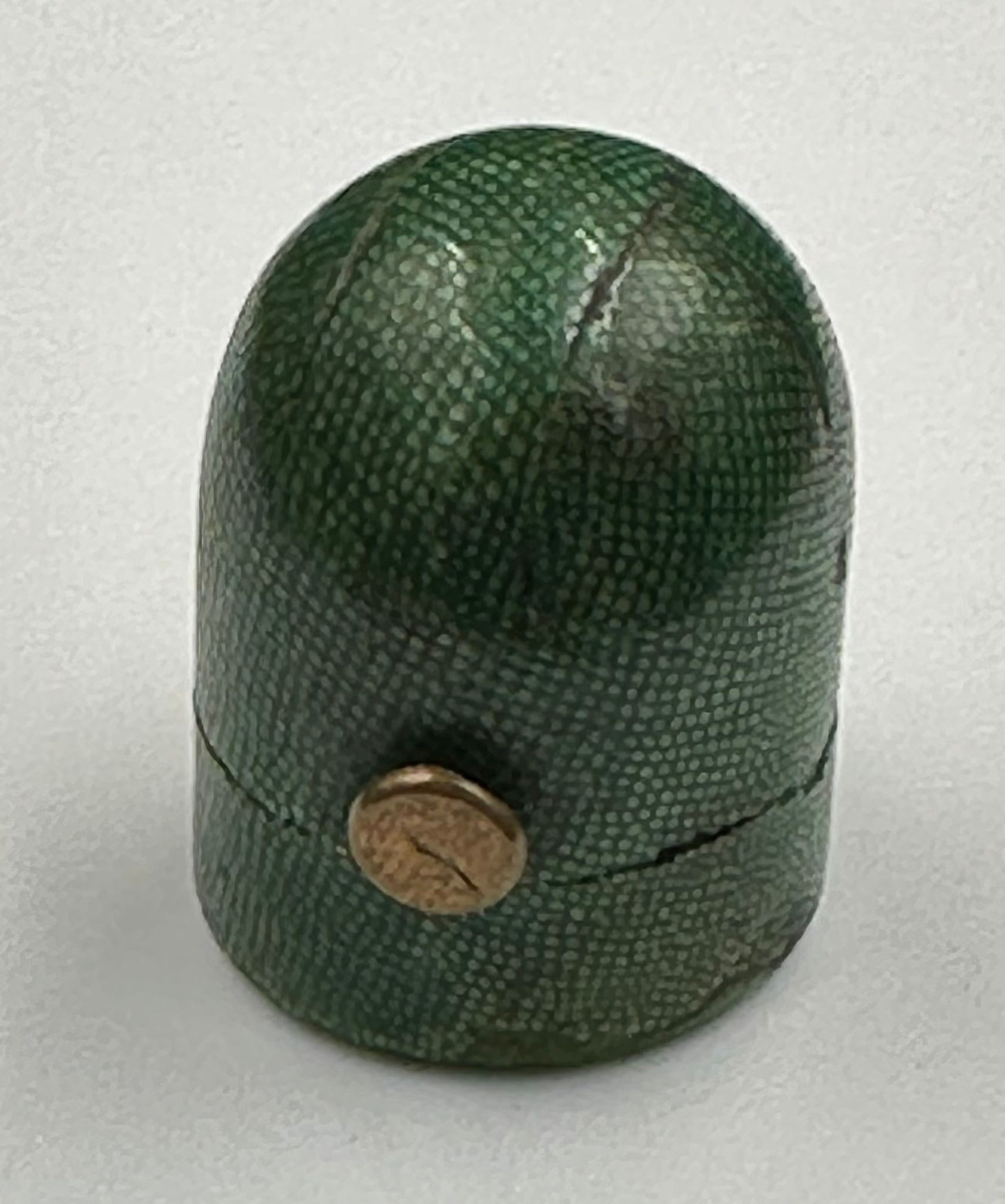 A gold thimble, approximately 4.4g, in a green shagreen holder. - Image 2 of 4