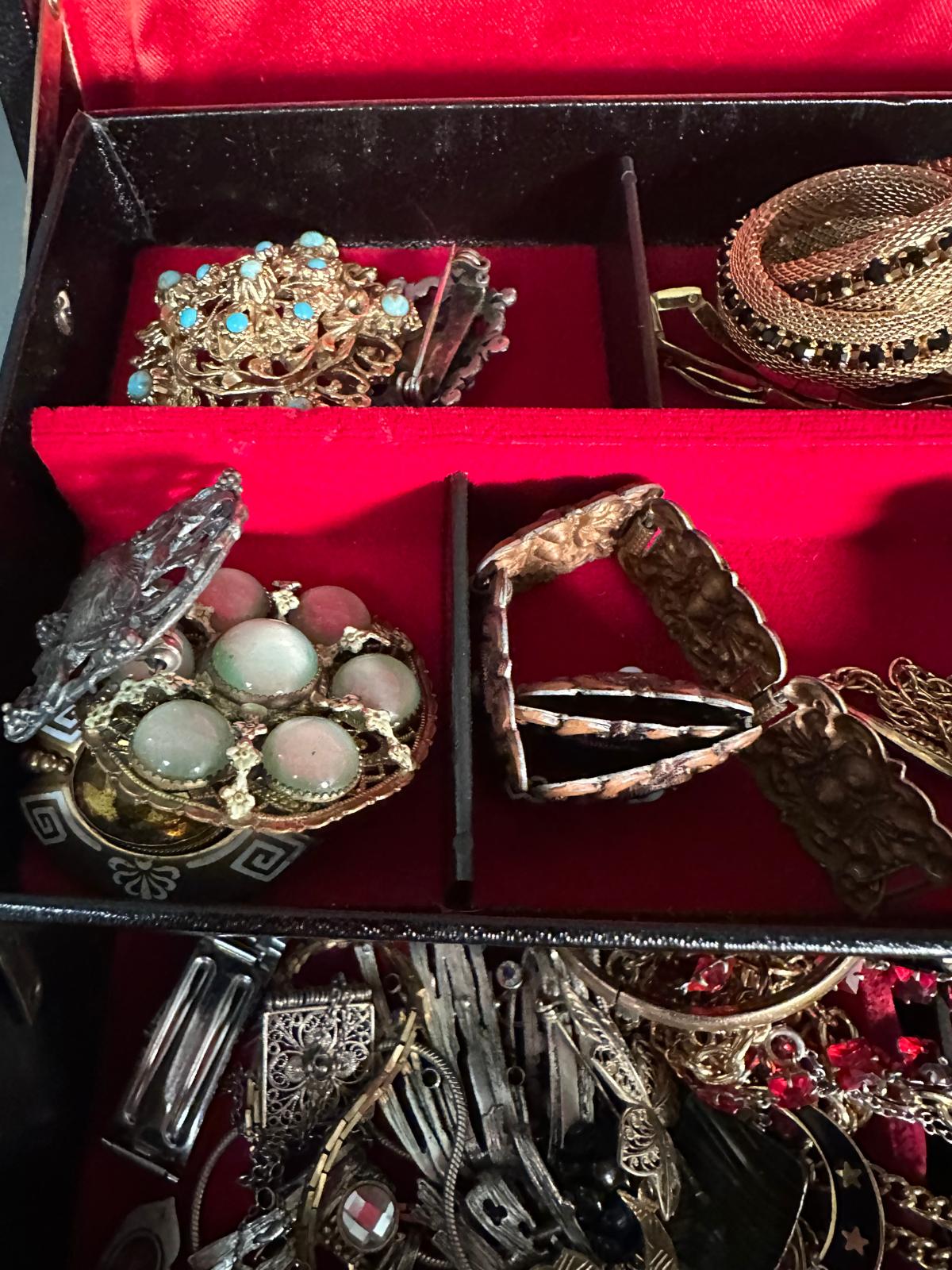 A jewellery box with a variety of costume jewellery. - Image 4 of 5