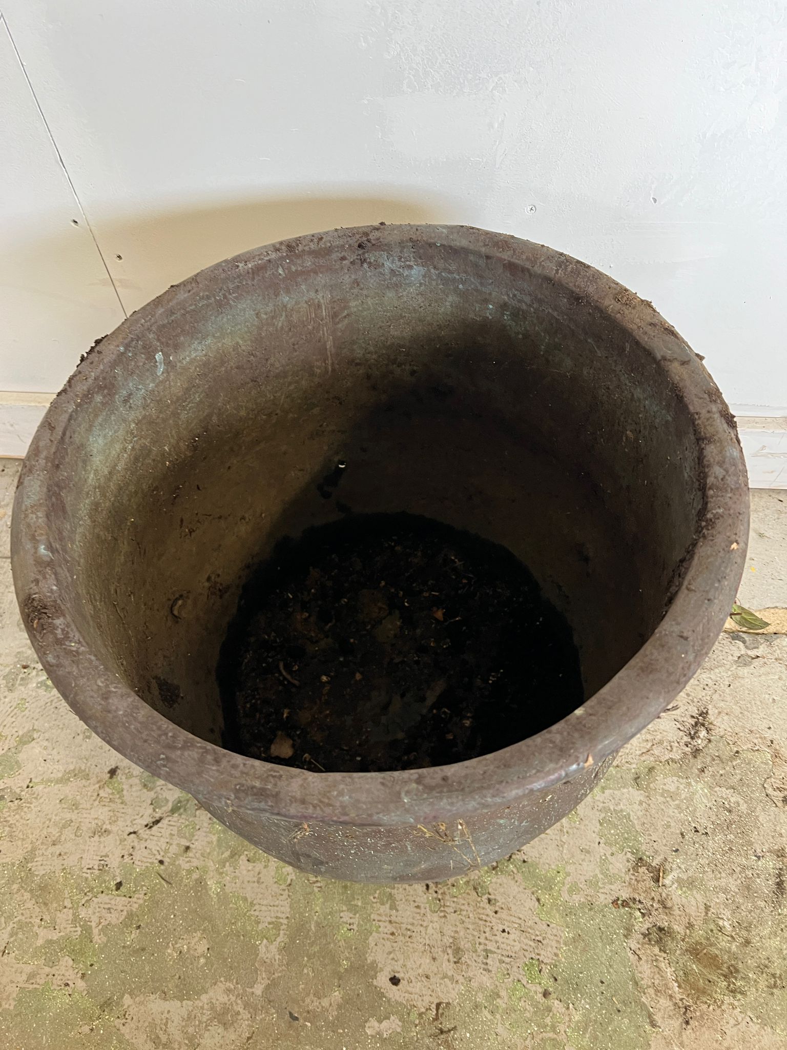 A large copper planter (H45cm Dia45cm) - Image 2 of 3
