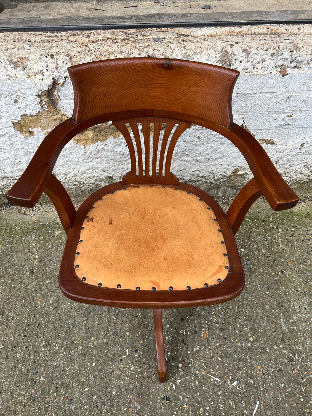 An oak revolving desk chair - Image 2 of 5