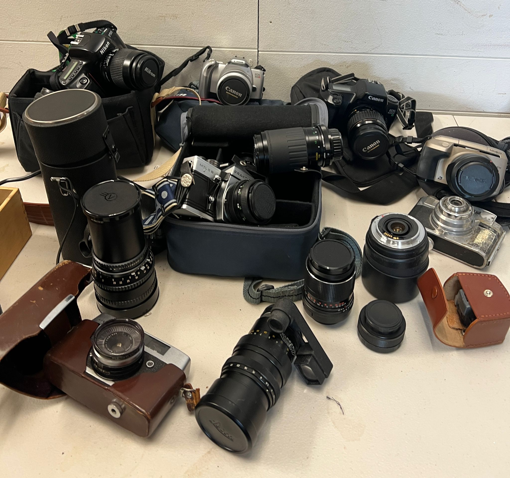 A collection of cameras and lens including Cannons, Nikon, Leica etc - Image 13 of 20