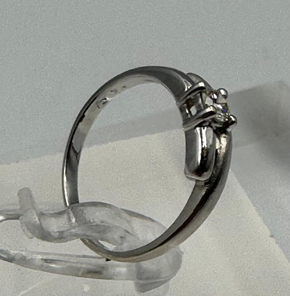A contemporary white gold and diamond ring, size I - Image 3 of 6