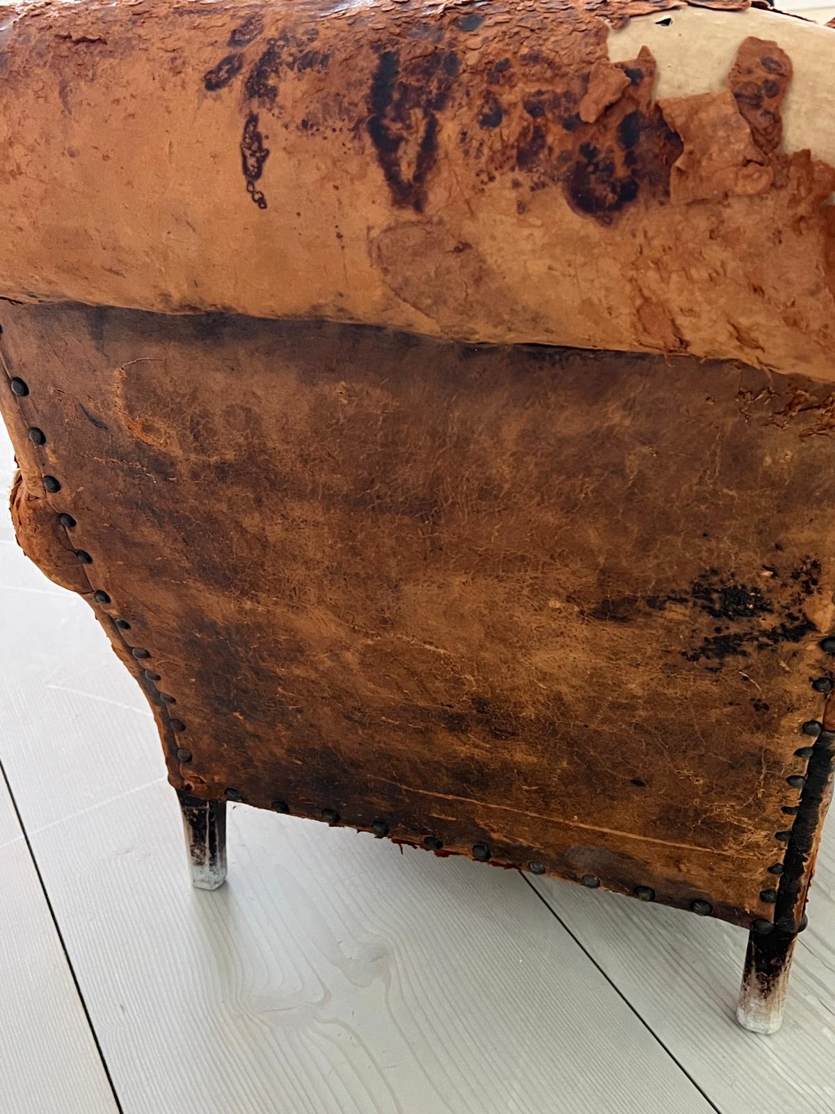 An antique leather club chair in a distresses manner (H84cm W87cm D79cm SH32cm - Image 4 of 8