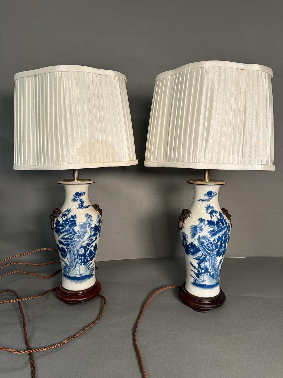 A pair of Chinese blue and white table lamps in a floral bird pattern with foo dogs to side - Image 5 of 8