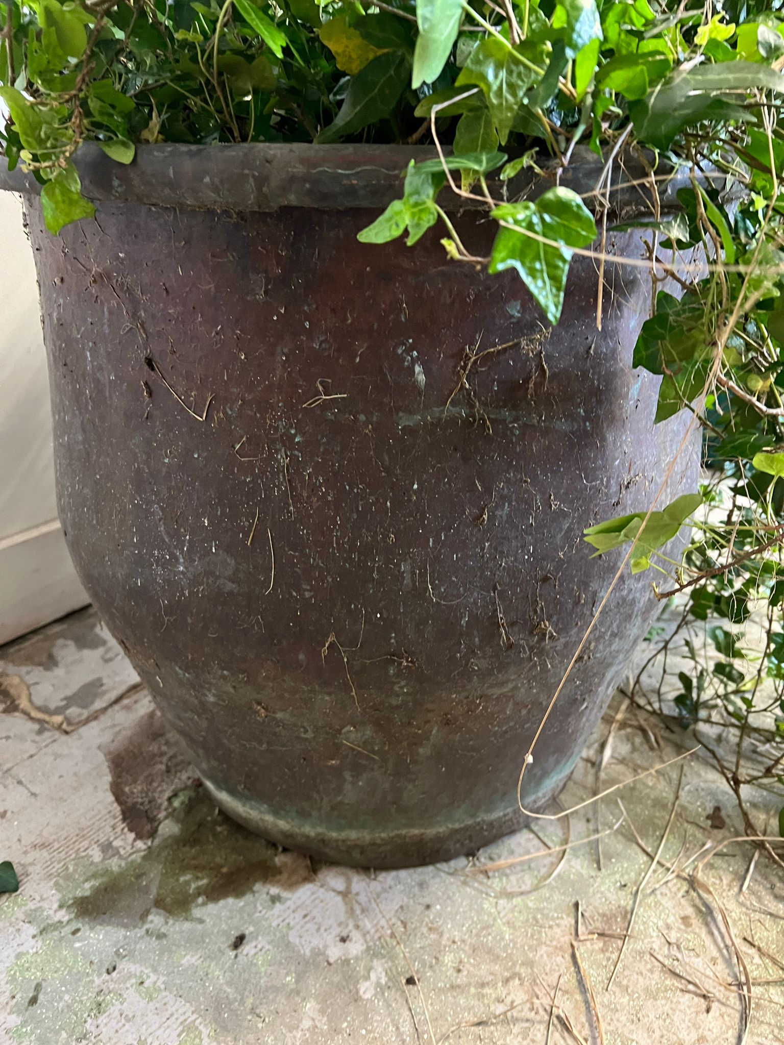 A copper garden planter with roll lip (H56cm Dia55cm) - Image 3 of 3