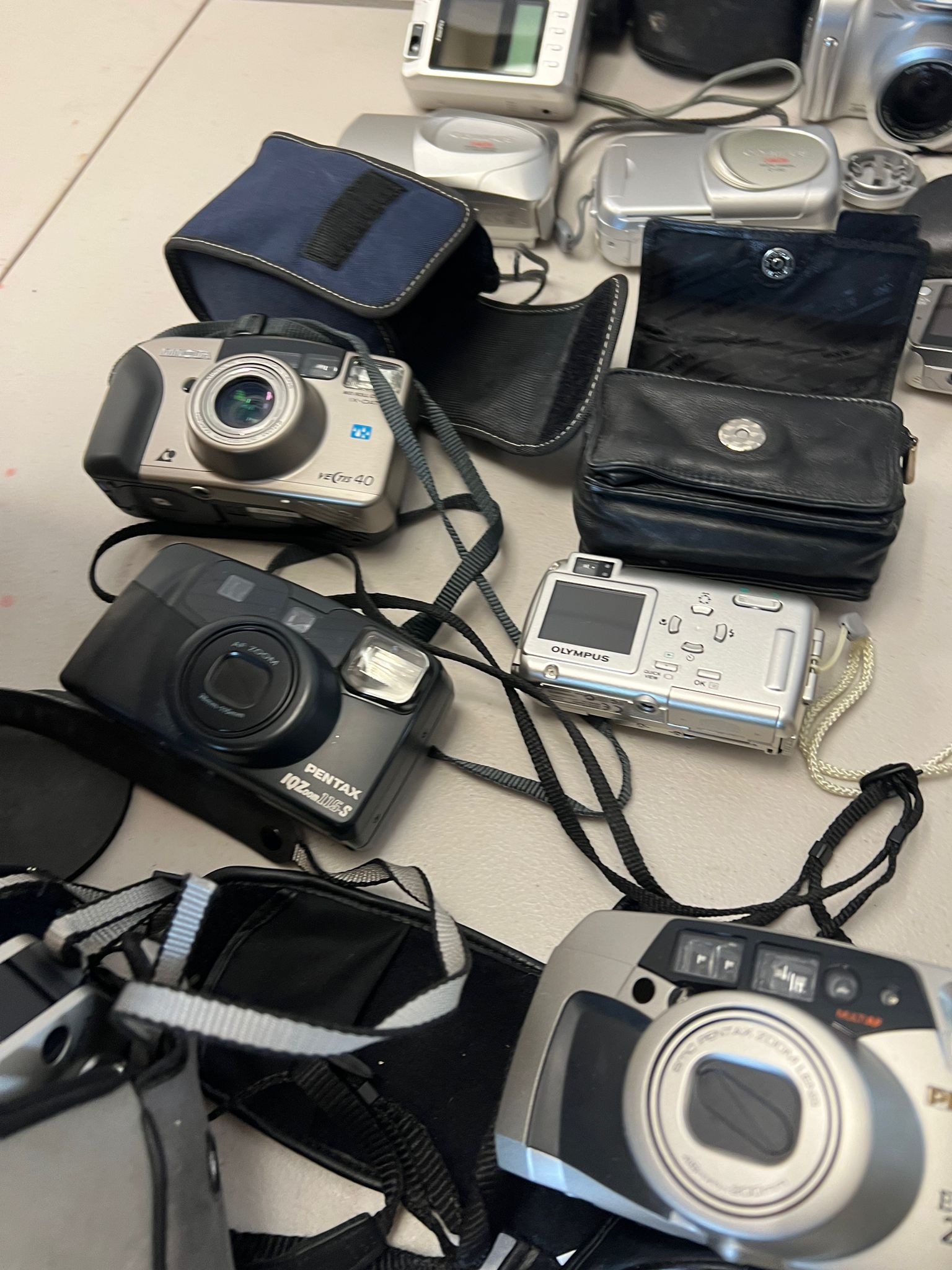 A collection of compac cameras including Sony, Olympus, Fujifilm etc - Image 5 of 5