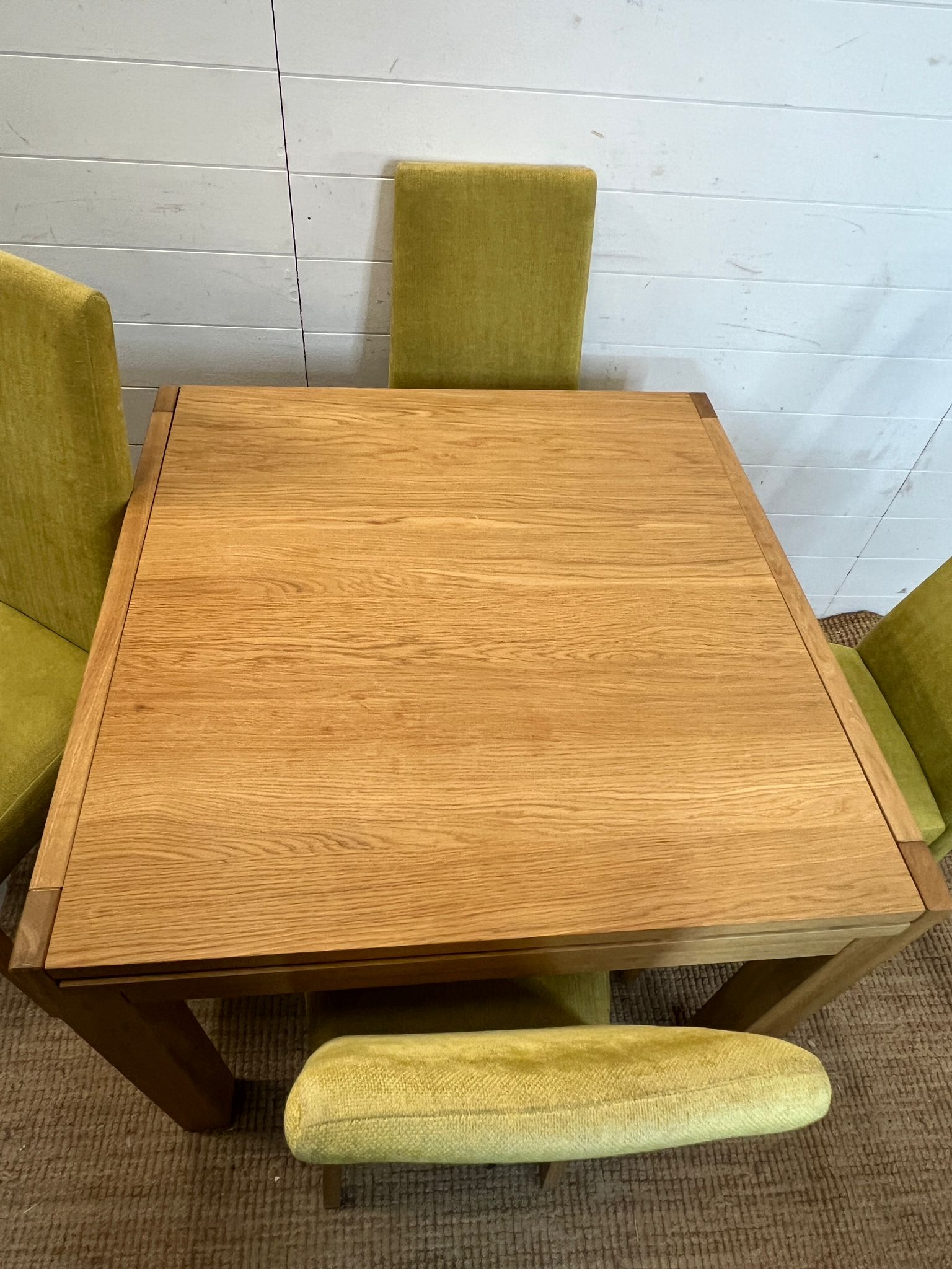 A light oak dining table and four lime green chairs (H75cm Sq85cm) - Image 5 of 6