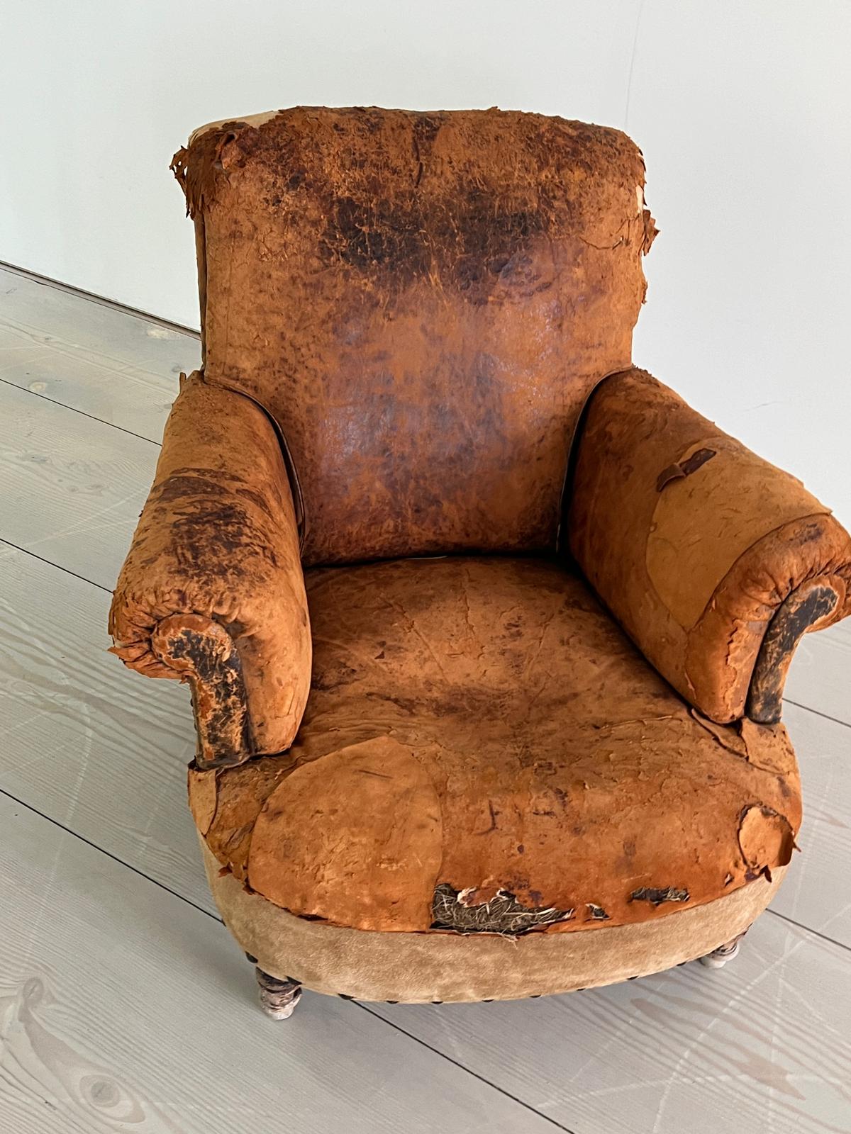 An antique leather club chair in a distresses manner (H84cm W87cm D79cm SH32cm - Image 3 of 8