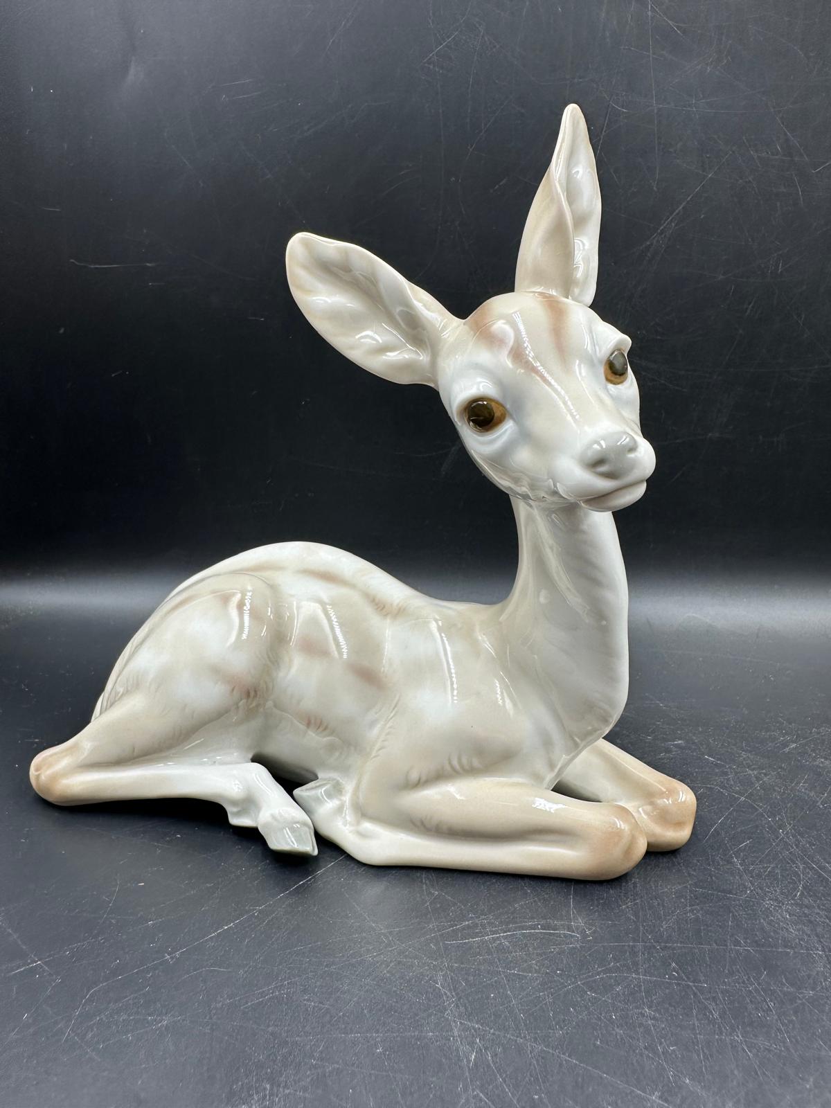 Two Lladro figures Sitting Deer No 1064 and playful cat Number 5091 - Image 4 of 5