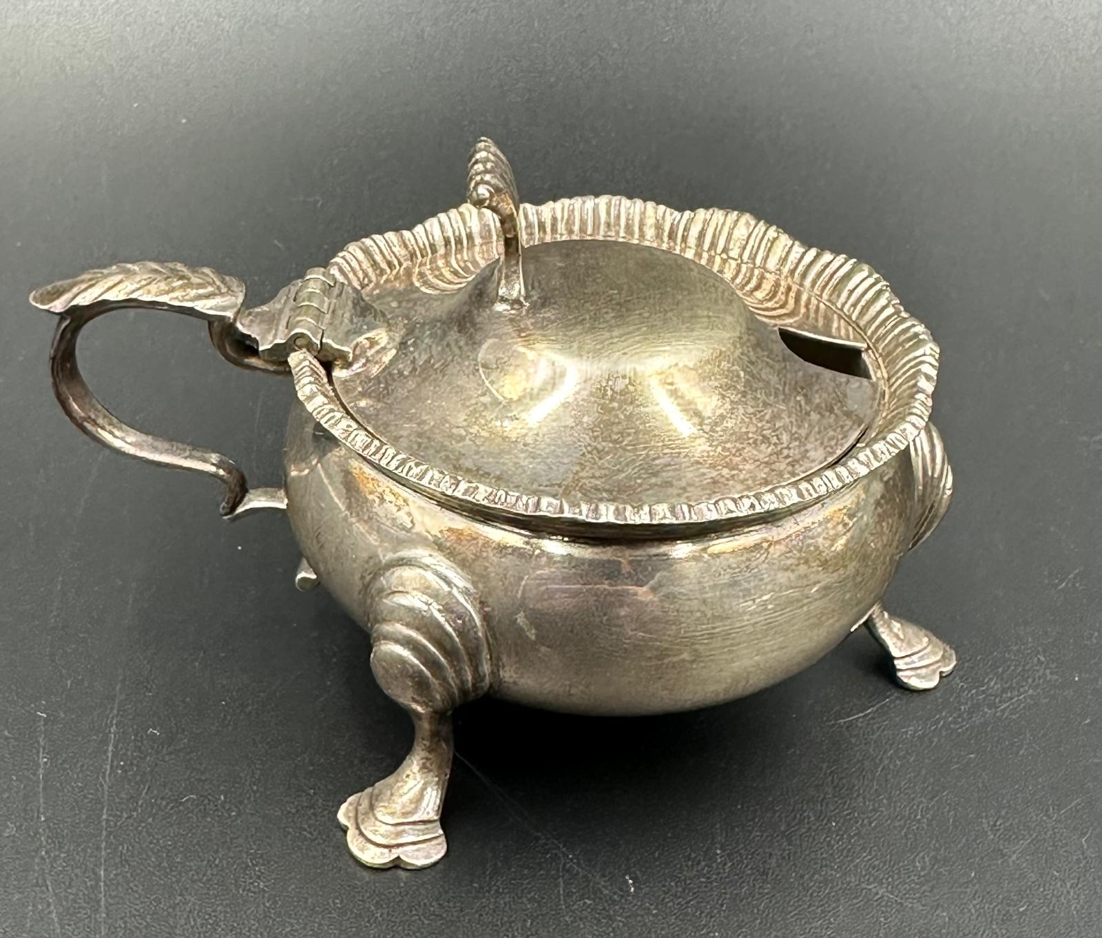 A silver cruet set to include, pepper, salt and mustard pot on hoof feet by J B Chatterley & Sons - Image 6 of 6