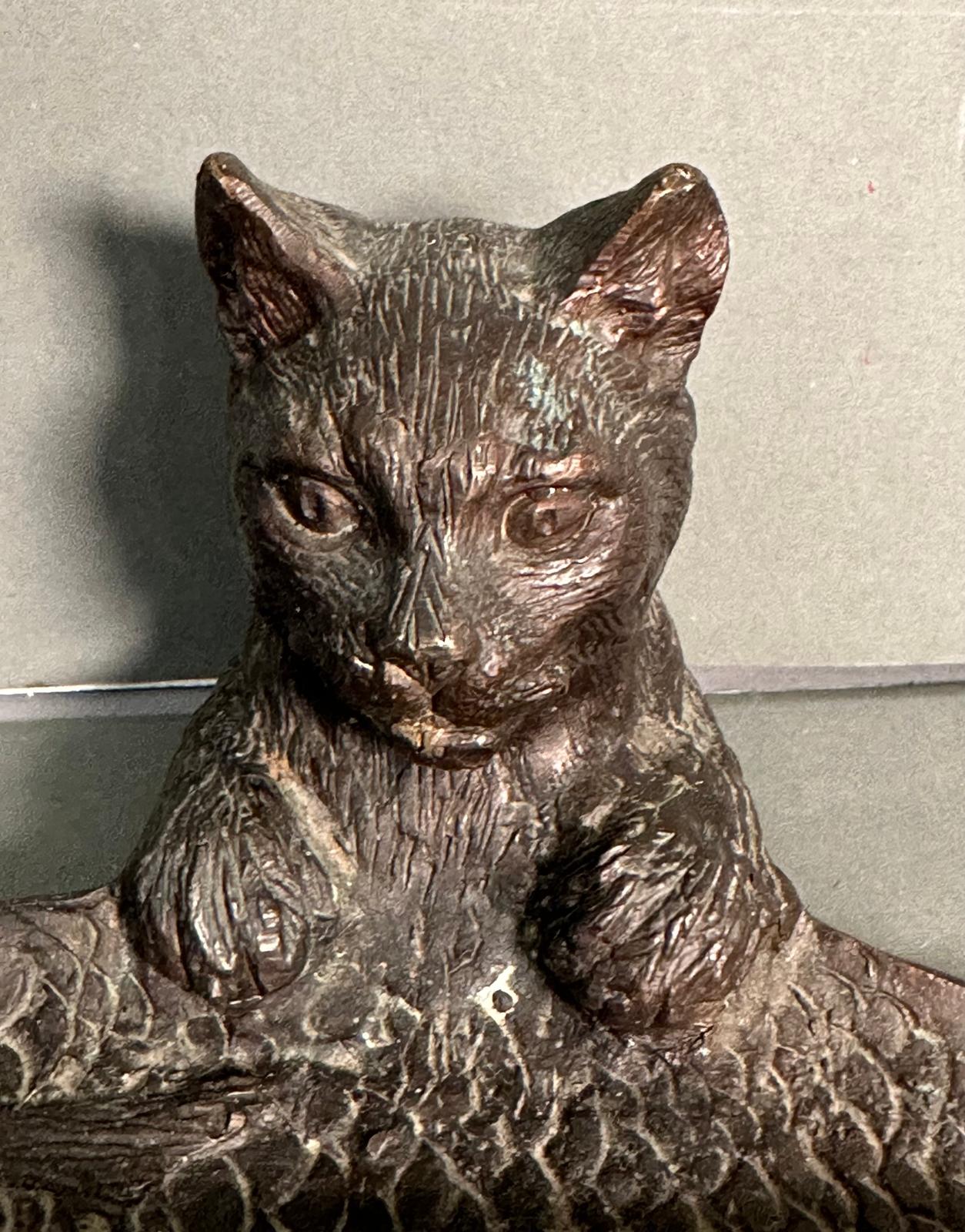A bronze of a cat holding a fish possibly a pin tray or trinket dish - Image 2 of 4