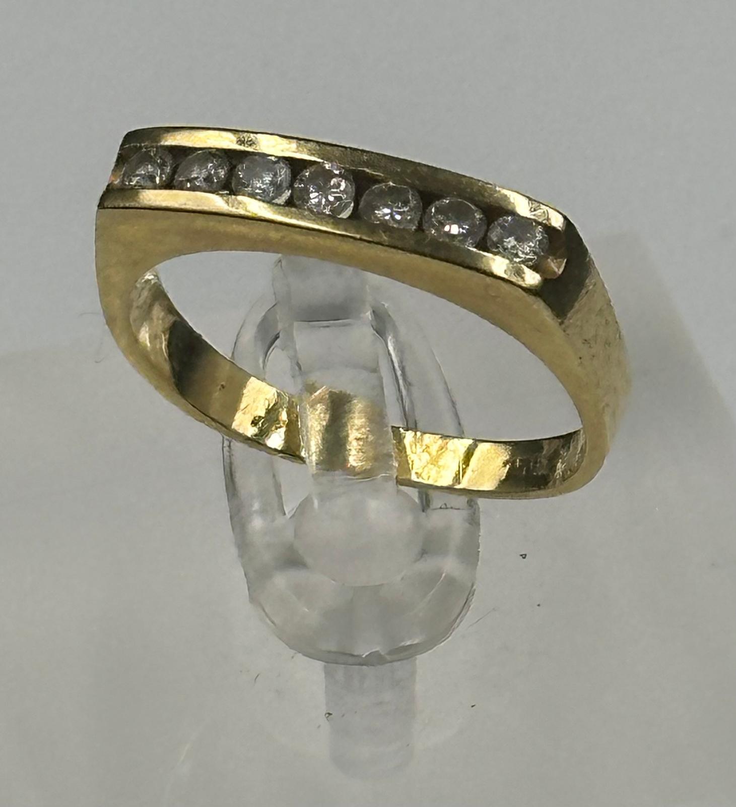 An 18ct gold ring with seven small diamonds and an approximate weight of 4.3g. Size N