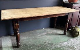 A country pine kitchen table on turned legs (H76cm W182cm D76cm)
