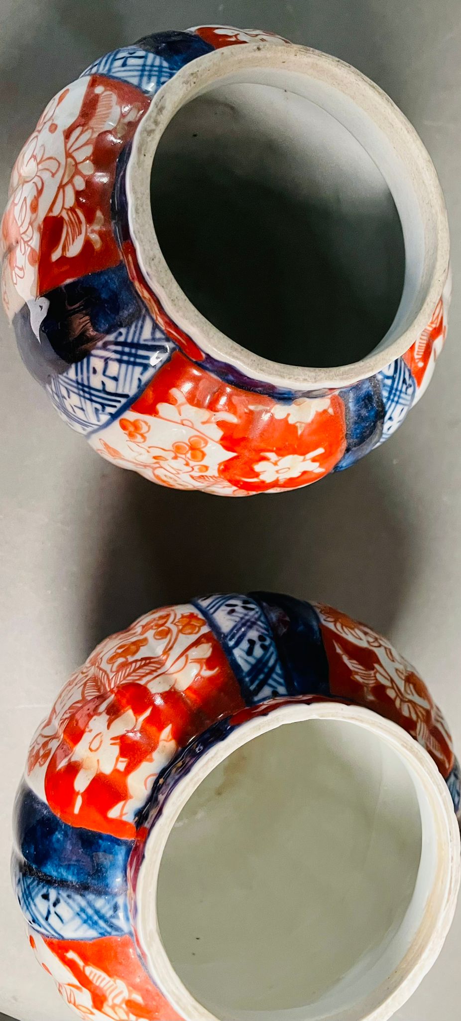 Two Japanese Imari pattern ceramic table vases - Image 5 of 5