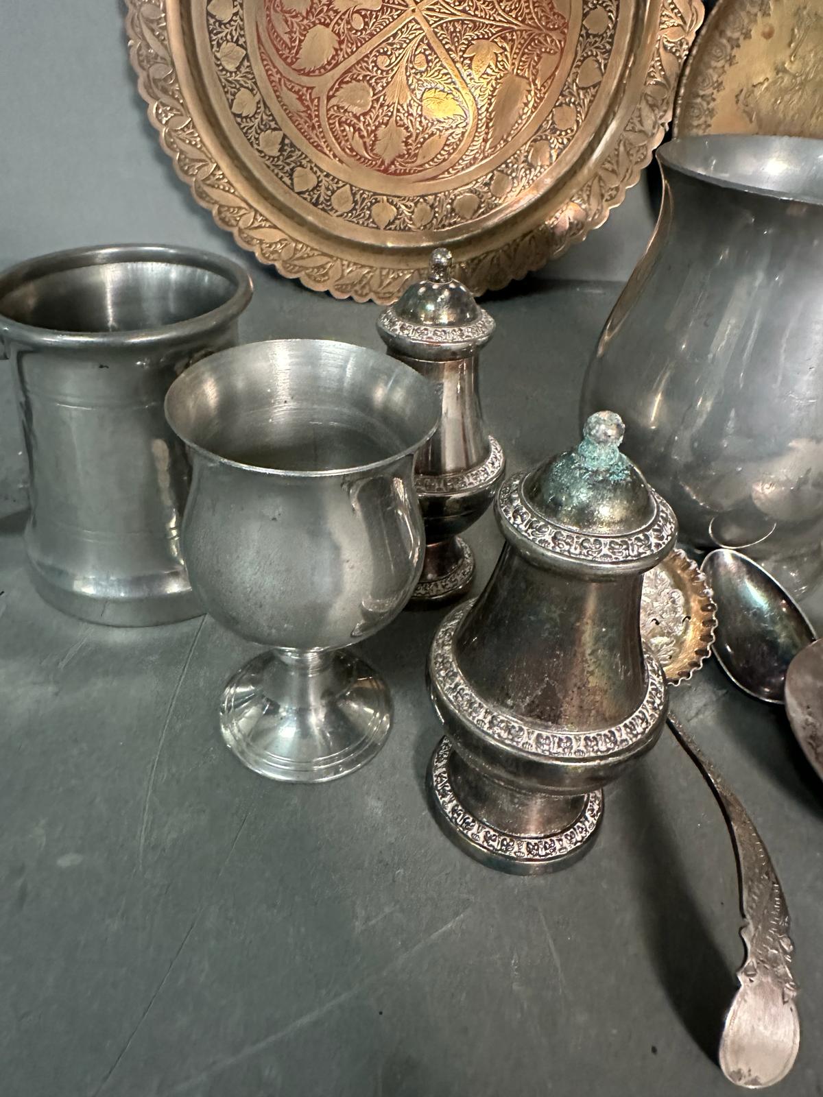 A selection of mixed metal items to include plates, tankards etc - Image 4 of 5