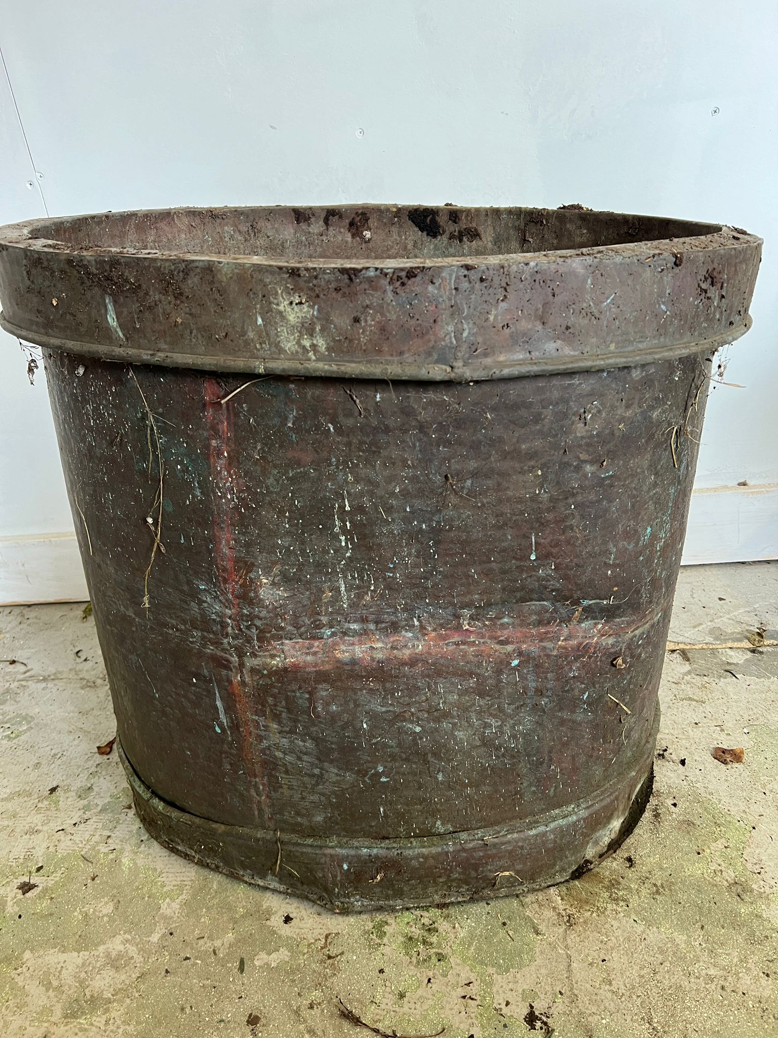 An oval copper planter (H59cm W62cm D48cm)