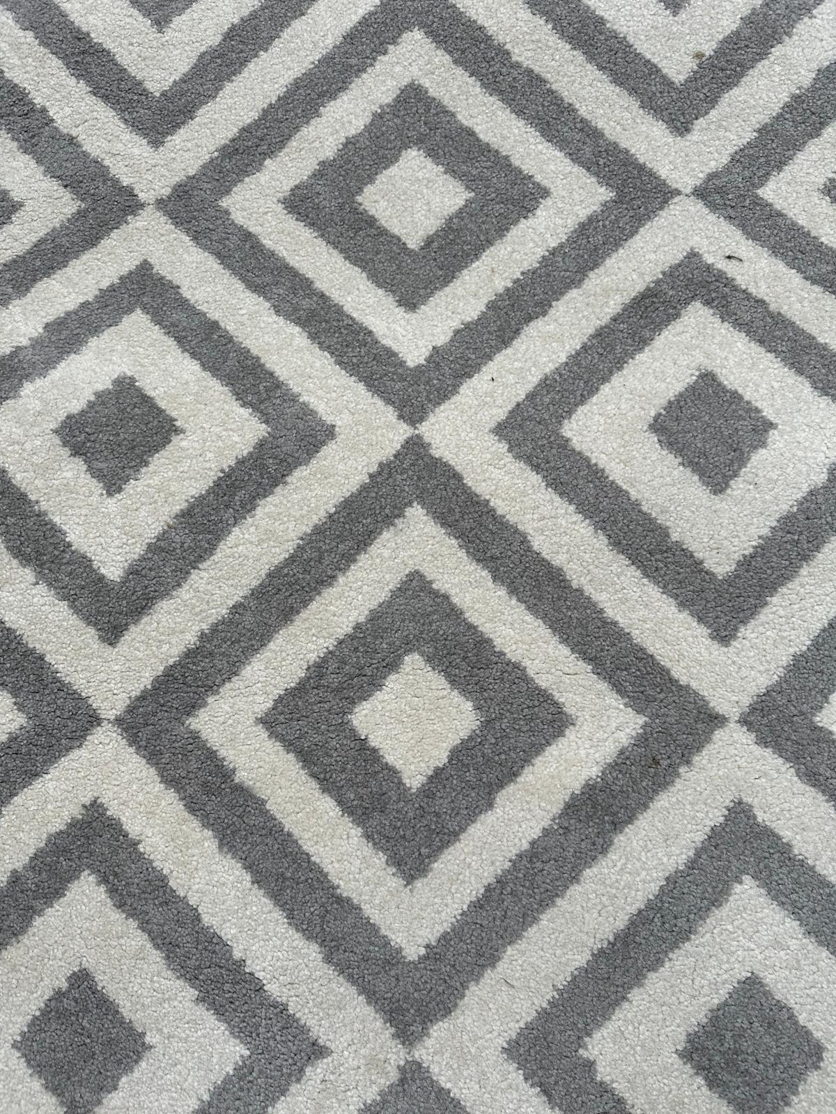 A contemporary rug in a grey and white geometric pattern 160cm x 220cm - Image 2 of 4