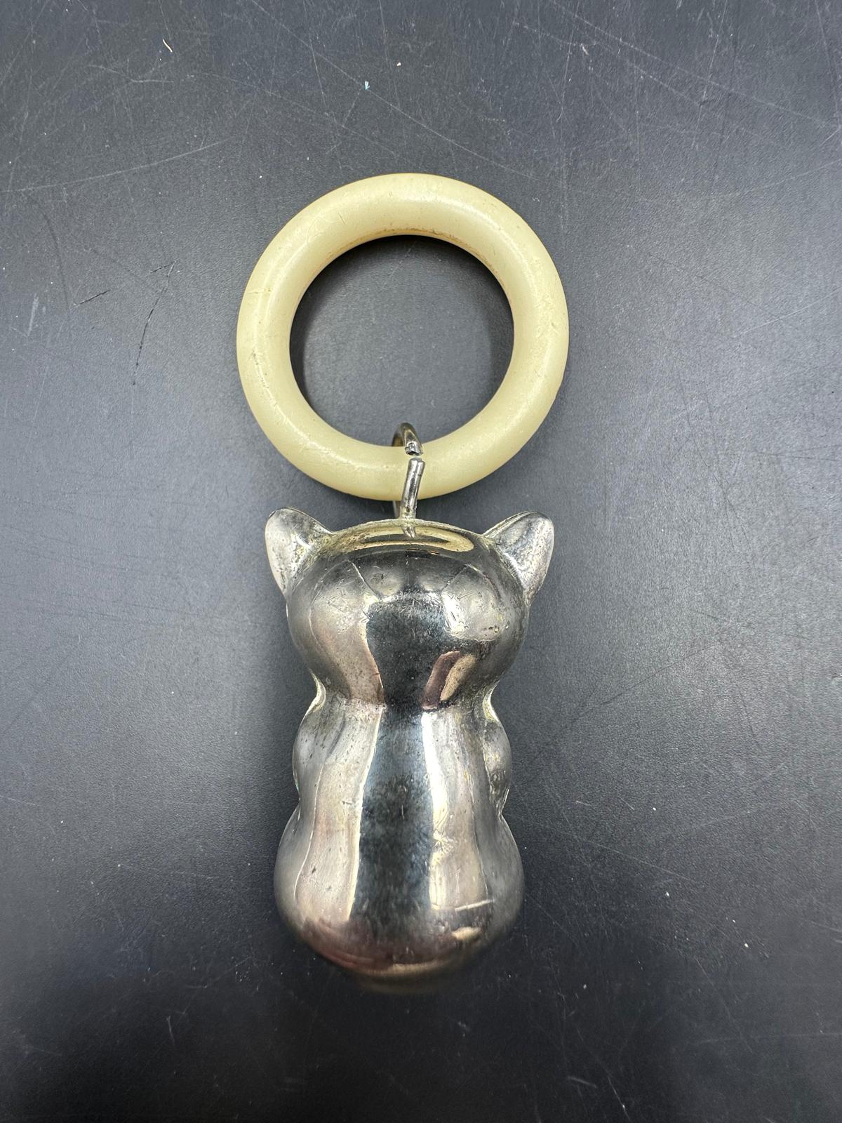 A vintage cat shaped white metal teething rattle - Image 3 of 4