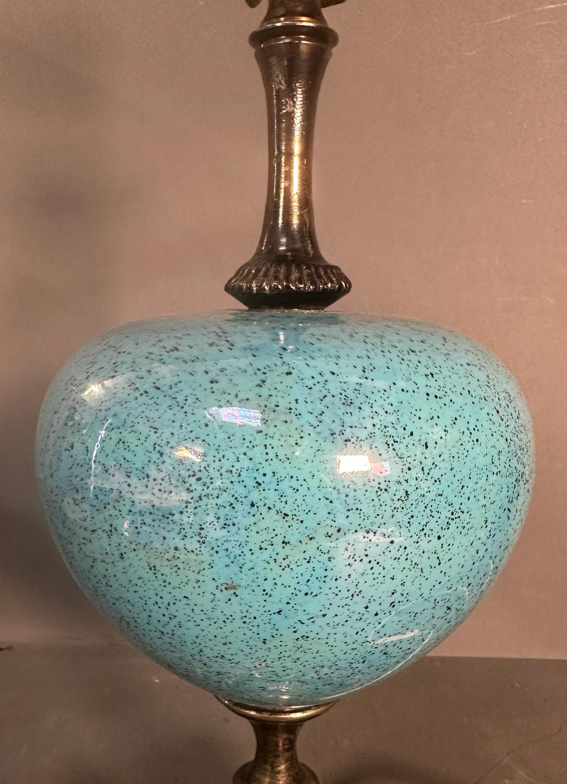 A table lamp with blue ceramic florally painted bowl on a brass floral base - Image 2 of 10