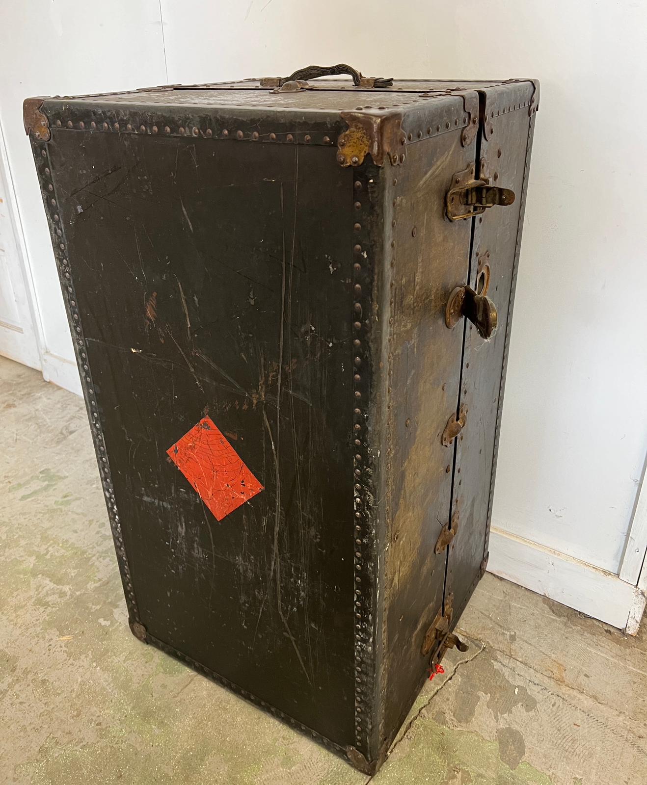A fantastic example of a fitted steamer trunk, this gentleman's travelling wardrobe has a fitted - Image 4 of 12