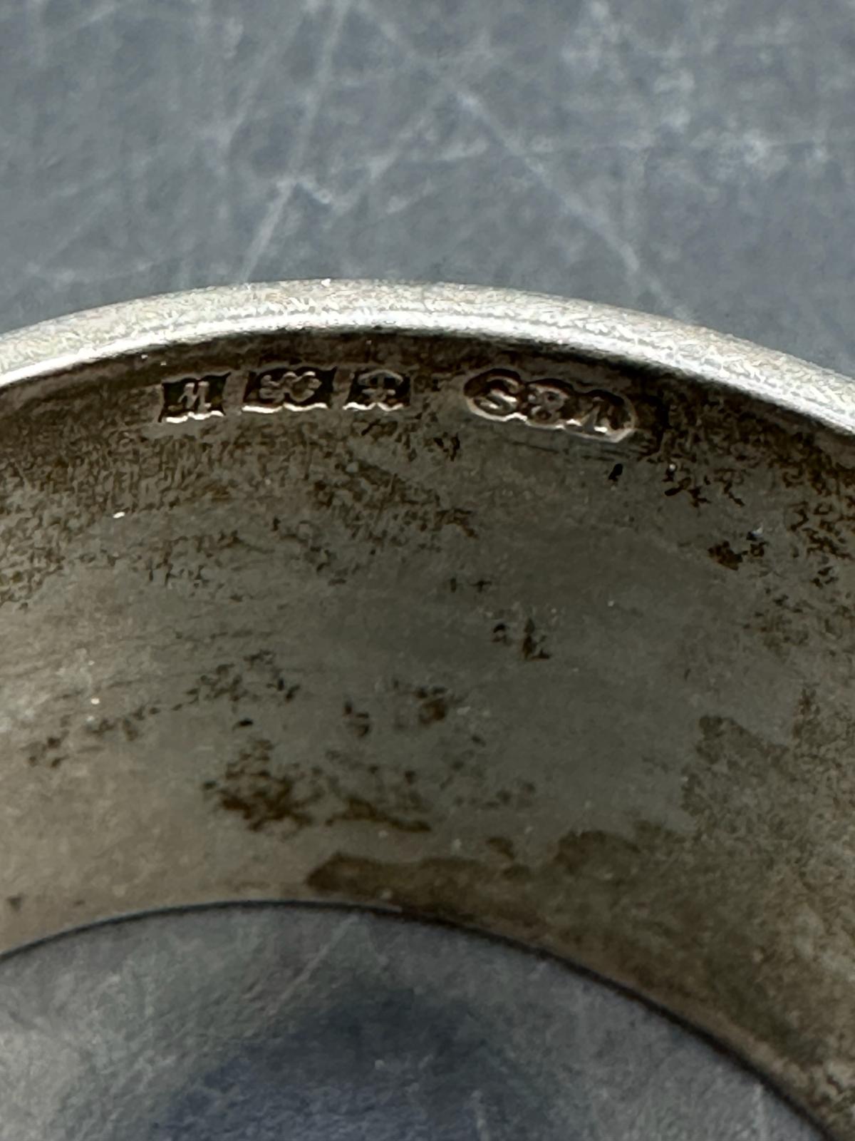 A silver napkin ring hallmarked for Birmingham 1971 and stamped T & S (Total weight 69g) - Image 5 of 6