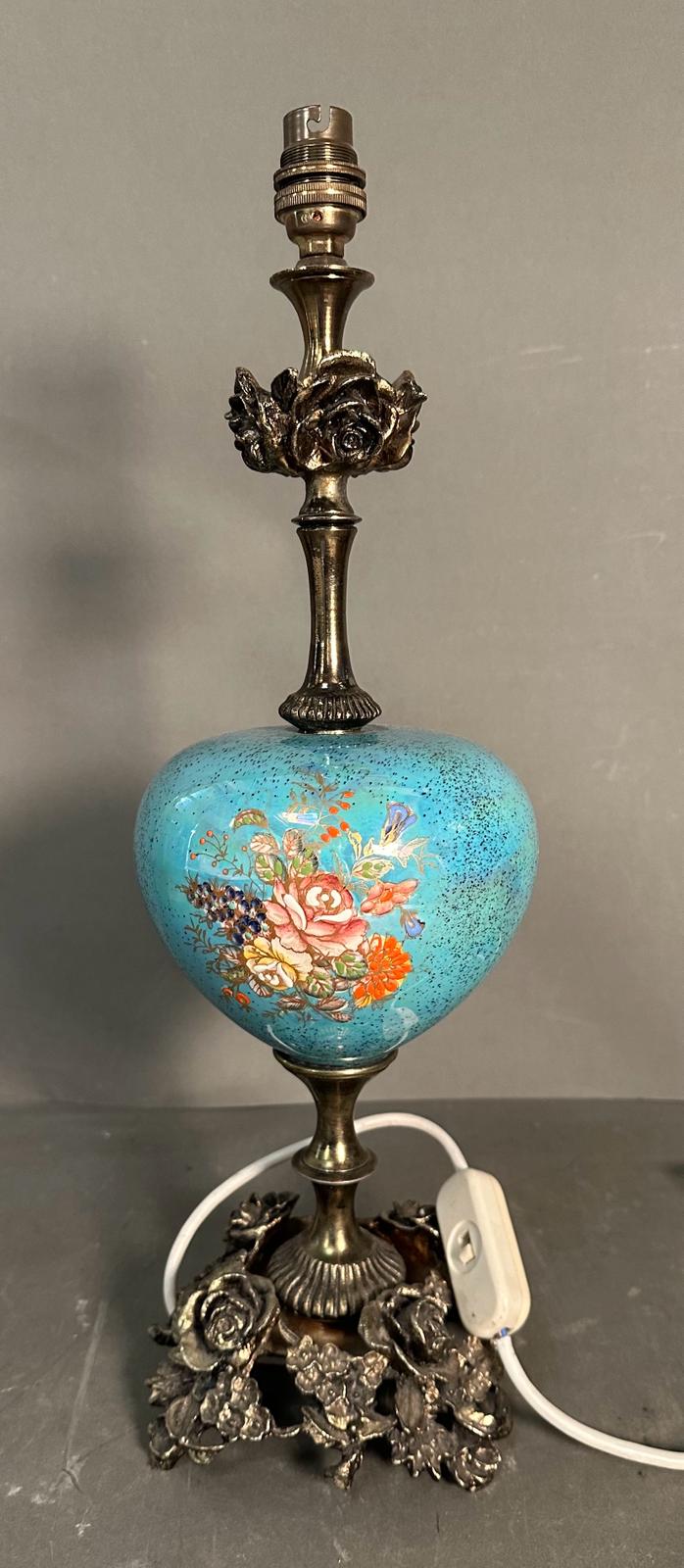 A table lamp with blue ceramic florally painted bowl on a brass floral base - Image 6 of 10