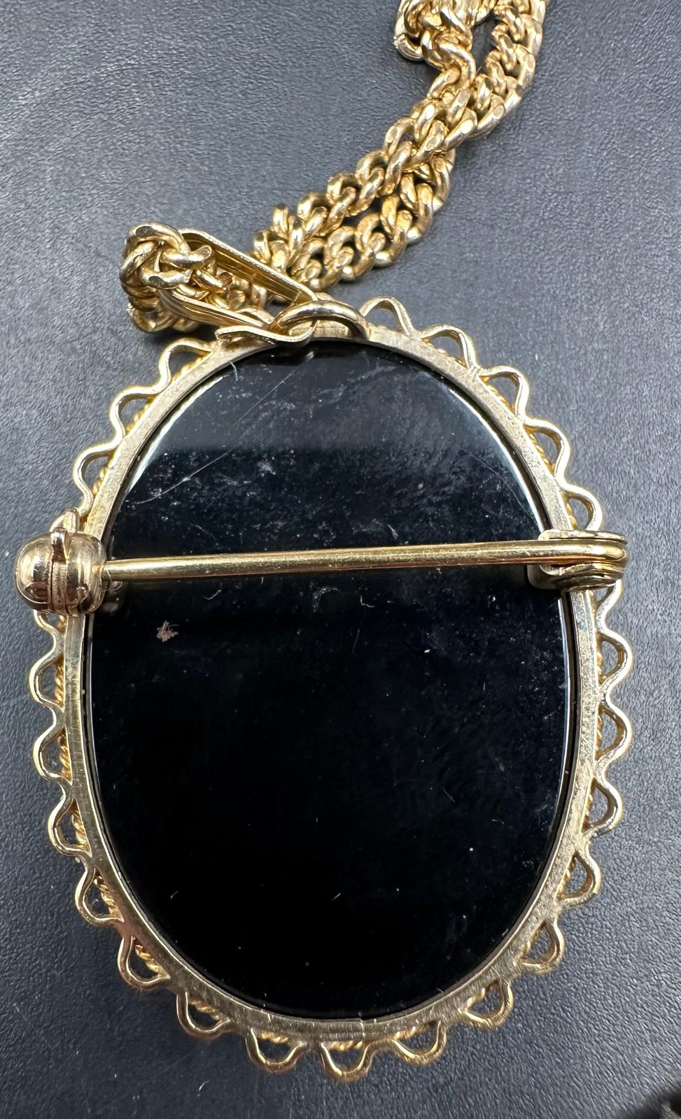 A 9ct gold chain with 9ct gold pendant, cameo style of a horses head. (Approximate weight of - Image 3 of 4