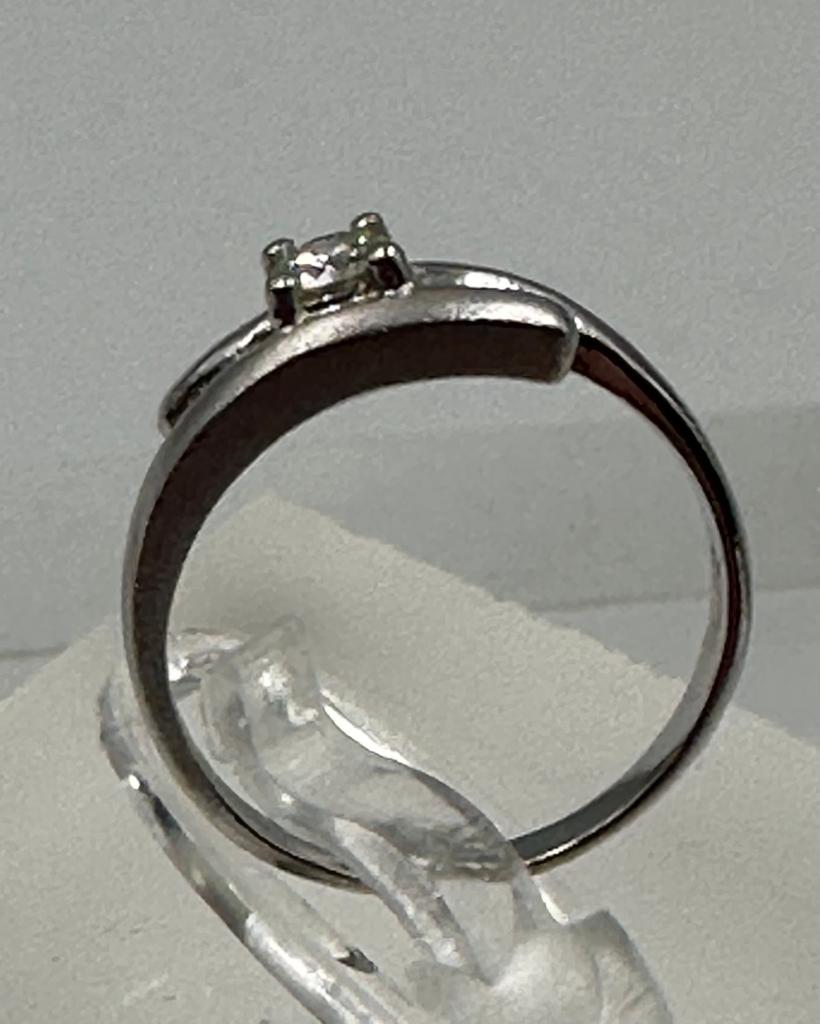 A contemporary white gold and diamond ring, size I - Image 4 of 6
