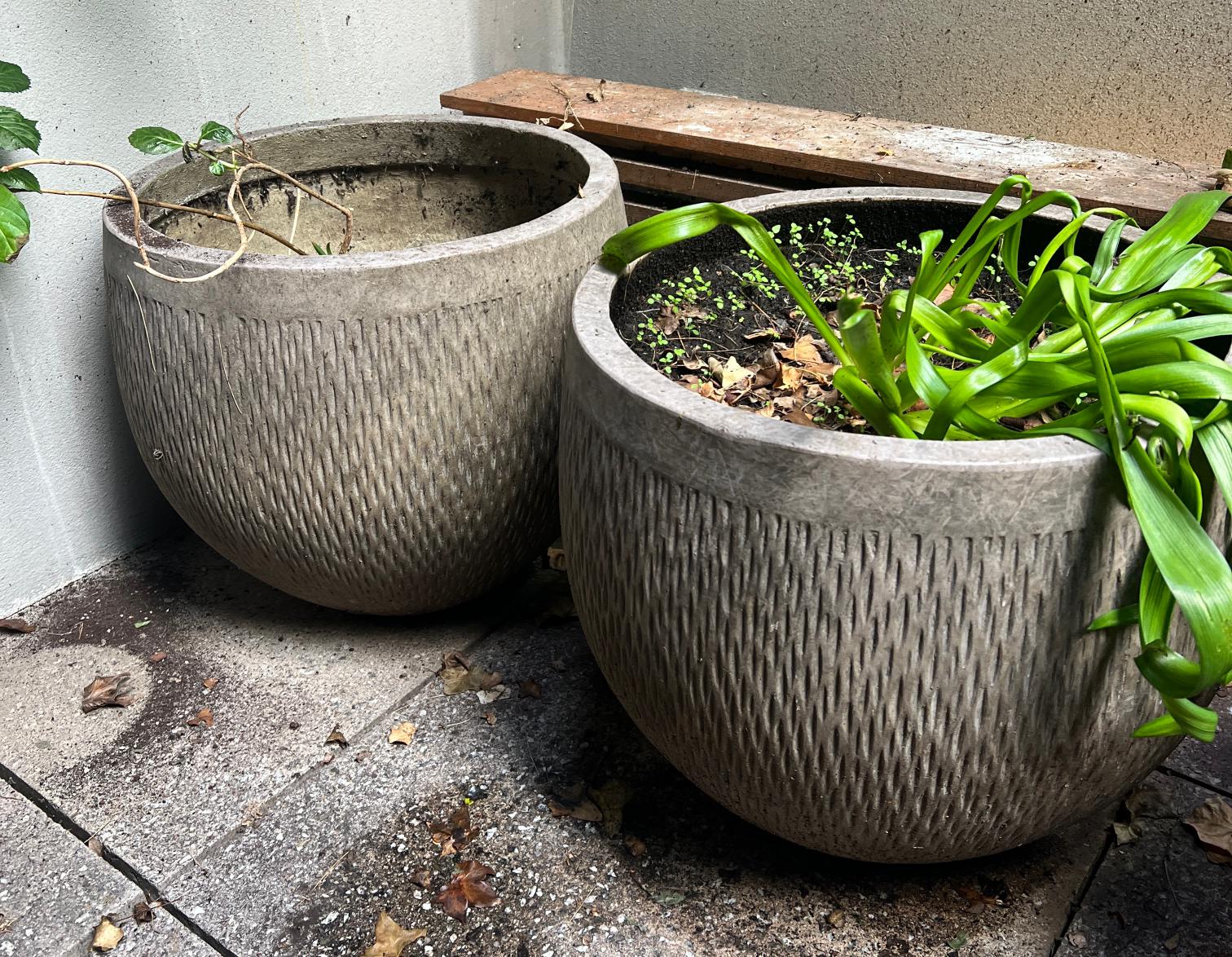 A pair of garden pots/planters fluted wave pattern (H45cm Dia50cm)